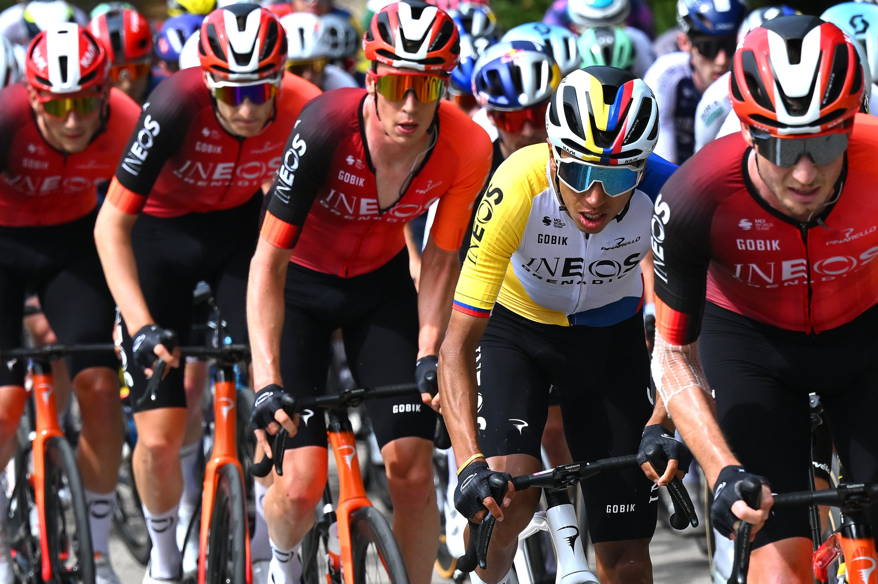 Egan Bernal tuvo un día difícil en el Giro de Italia y perdió tiempo en la general