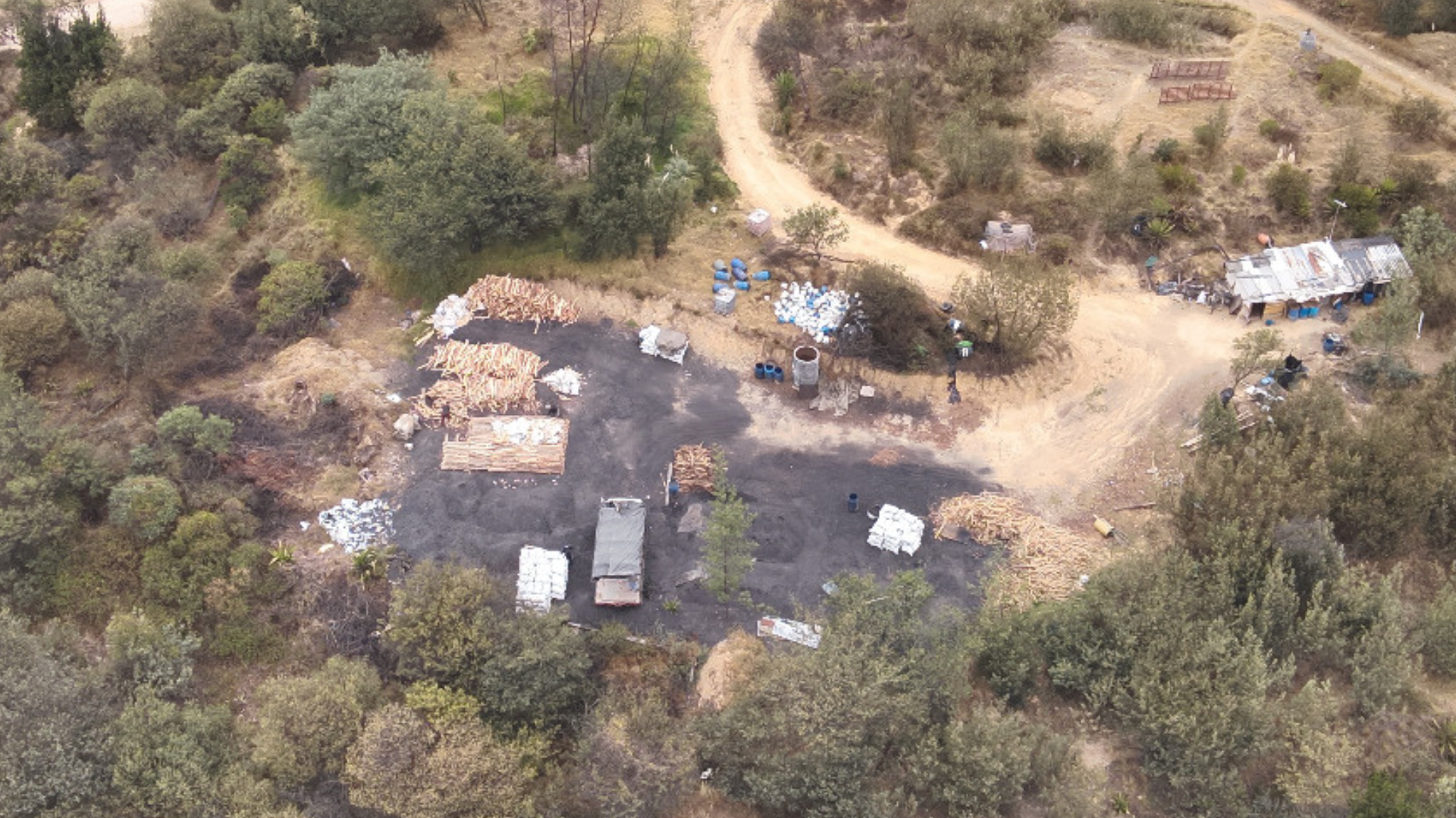 CAR halló en flagrancia una quema a cielo abierto para producir carbón vegetal