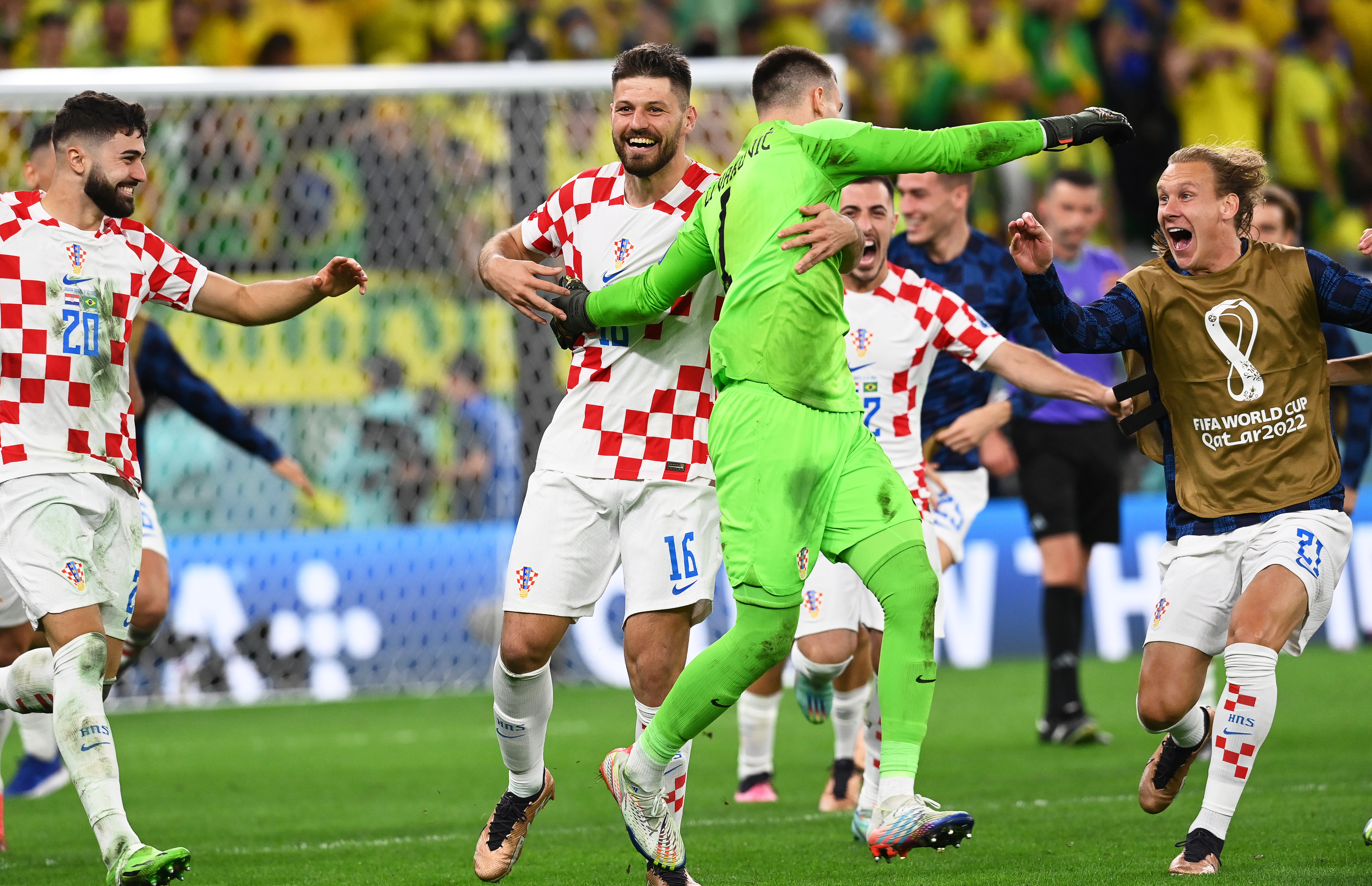Doha (Qatar), 09/12/2022.- Croatia's goalkeeper Dominik Livakovic (C-R) and teammates celebrate after winning the penalty shoot-out of the FIFA World Cup 2022 quarter final soccer match between Croatia and Brazil at Education City Stadium in Doha, Qatar, 09 December 2022. (Mundial de Fútbol, Brasil, Croacia, Catar) EFE/EPA/Georgi Licovski