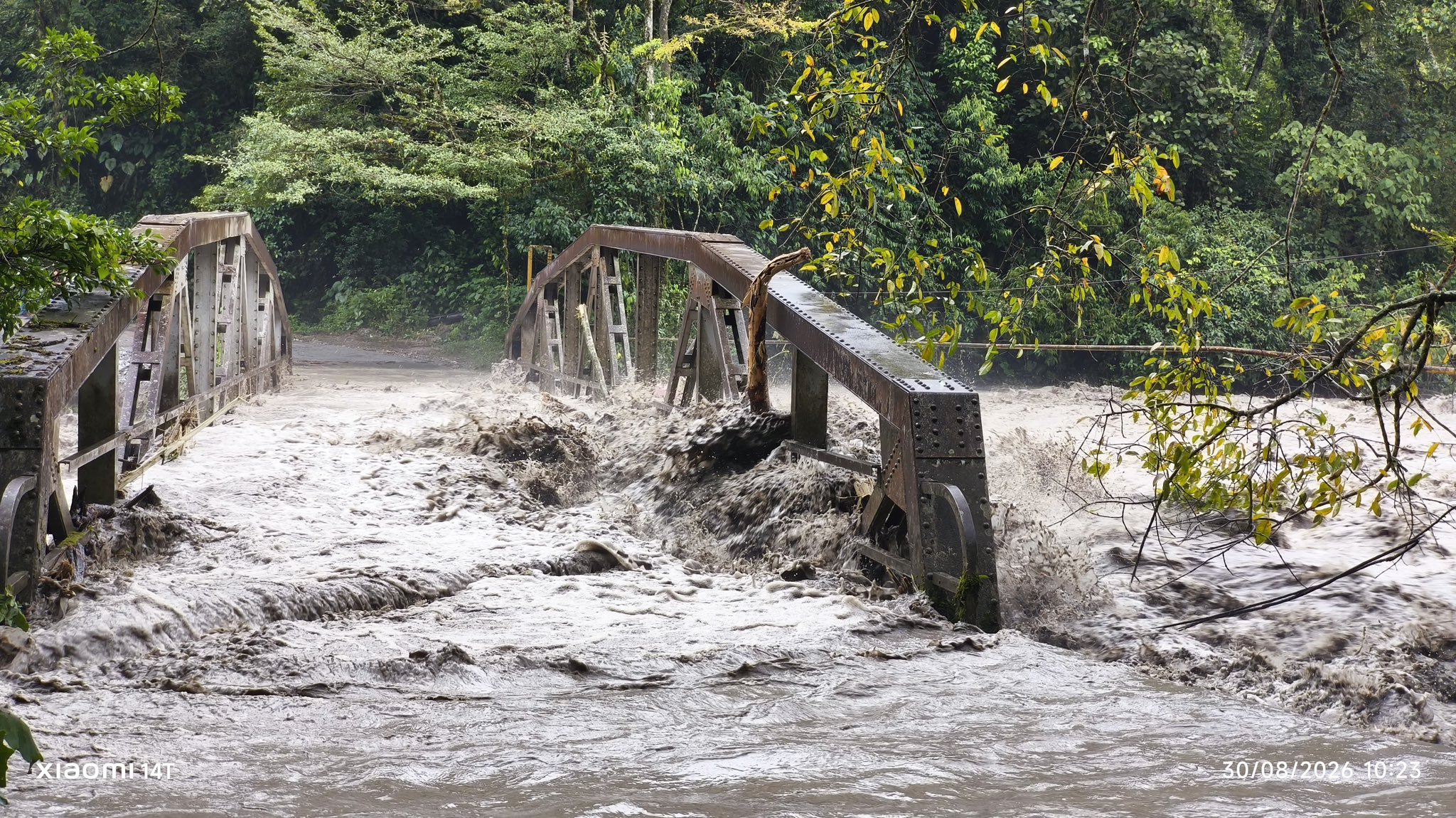 Emergencia en Guayabetal: lluvias elevan el nivel del río y amenazan el puente Ocal