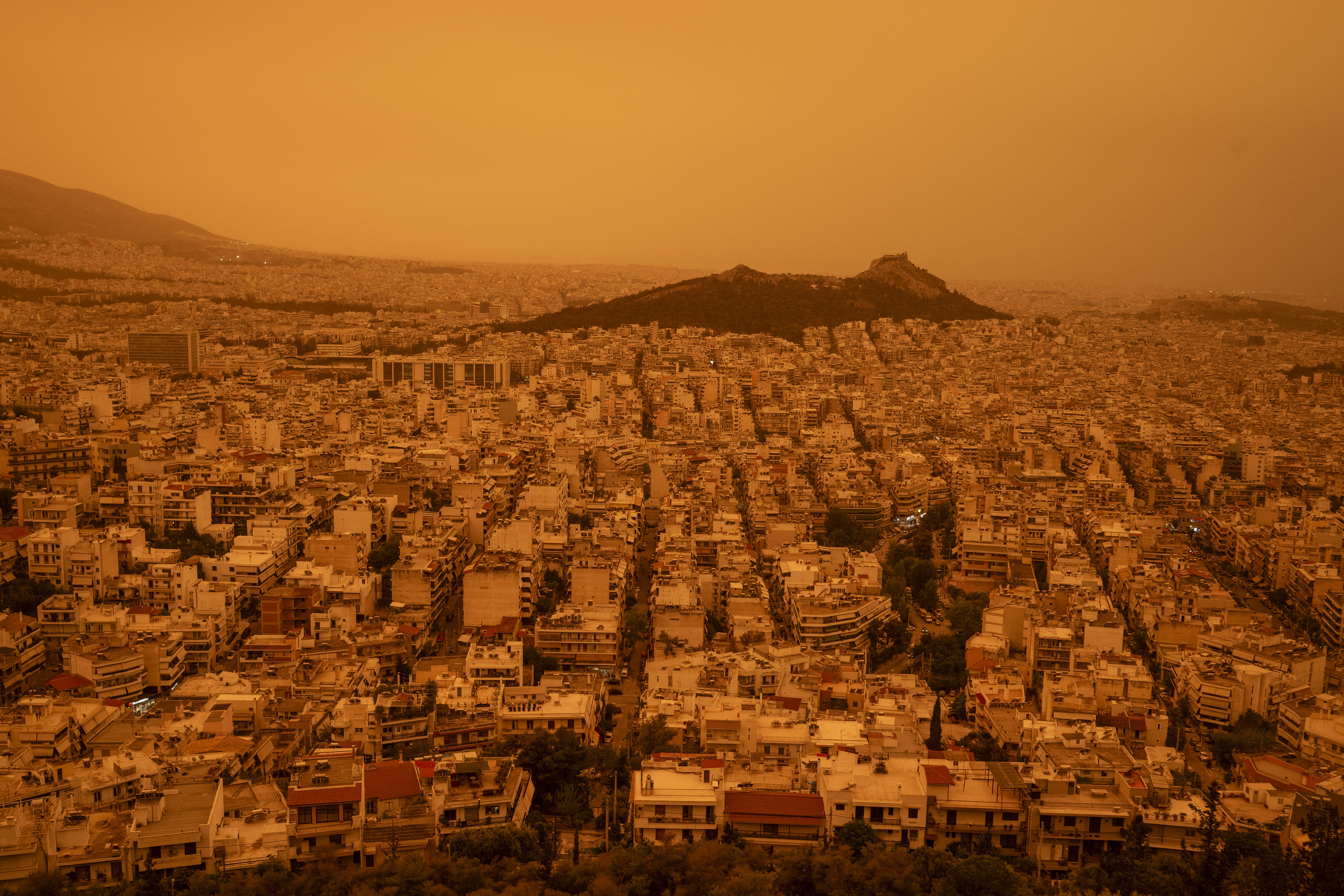 Polvo del Sahara tiñe de naranja los cielos de Grecia y deja lluvias sucias en varios países