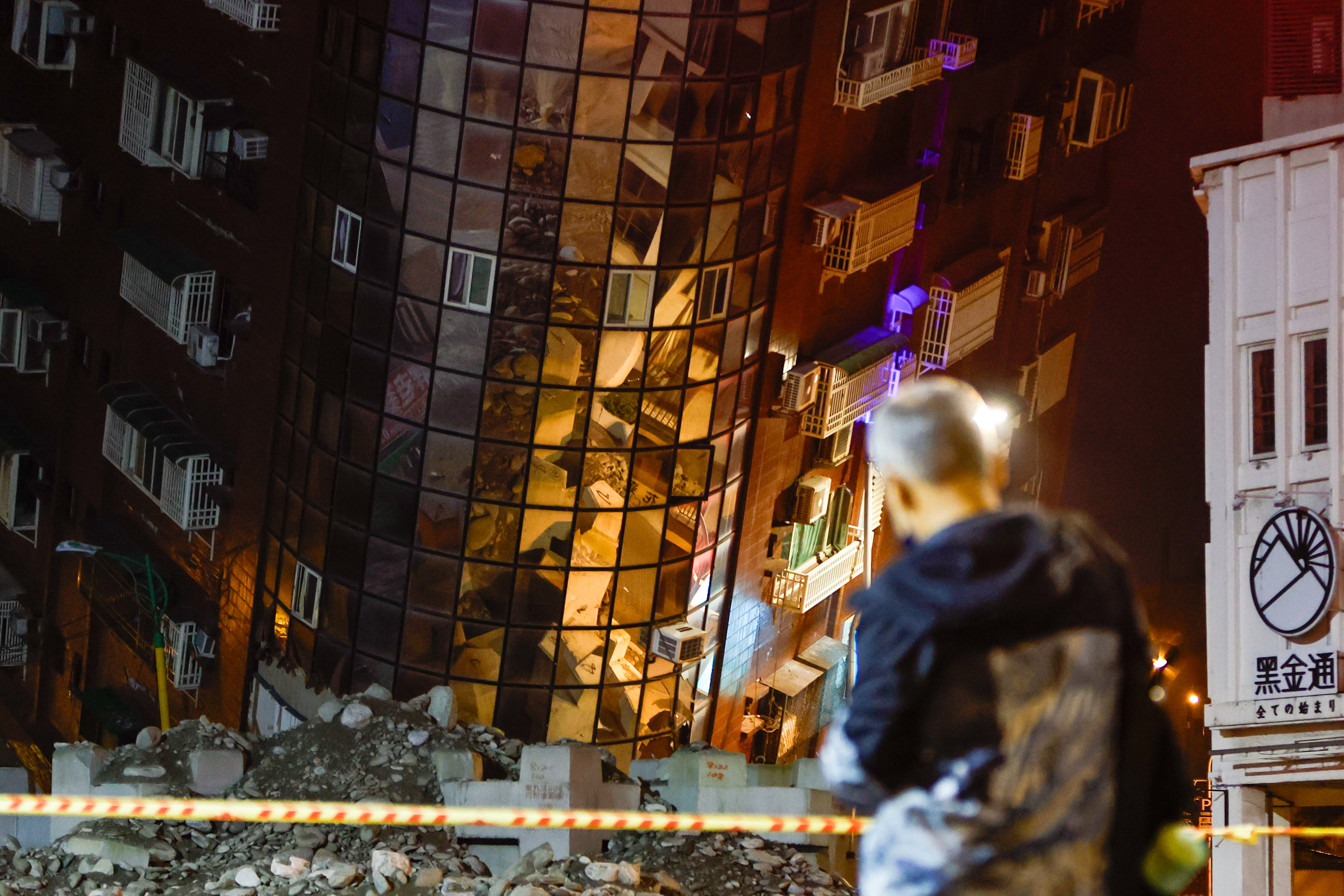 -FOTODELDÍA- HUALIEN (TAIWÁN), 04/04/2024.- Un hombre observa este jueves un edificio residencial que ha colapsado parcialmente tras el terremoto de magnitud 7,4 que se registró ayer en Hualien, Taiwán, EFE/ Daniel Ceng