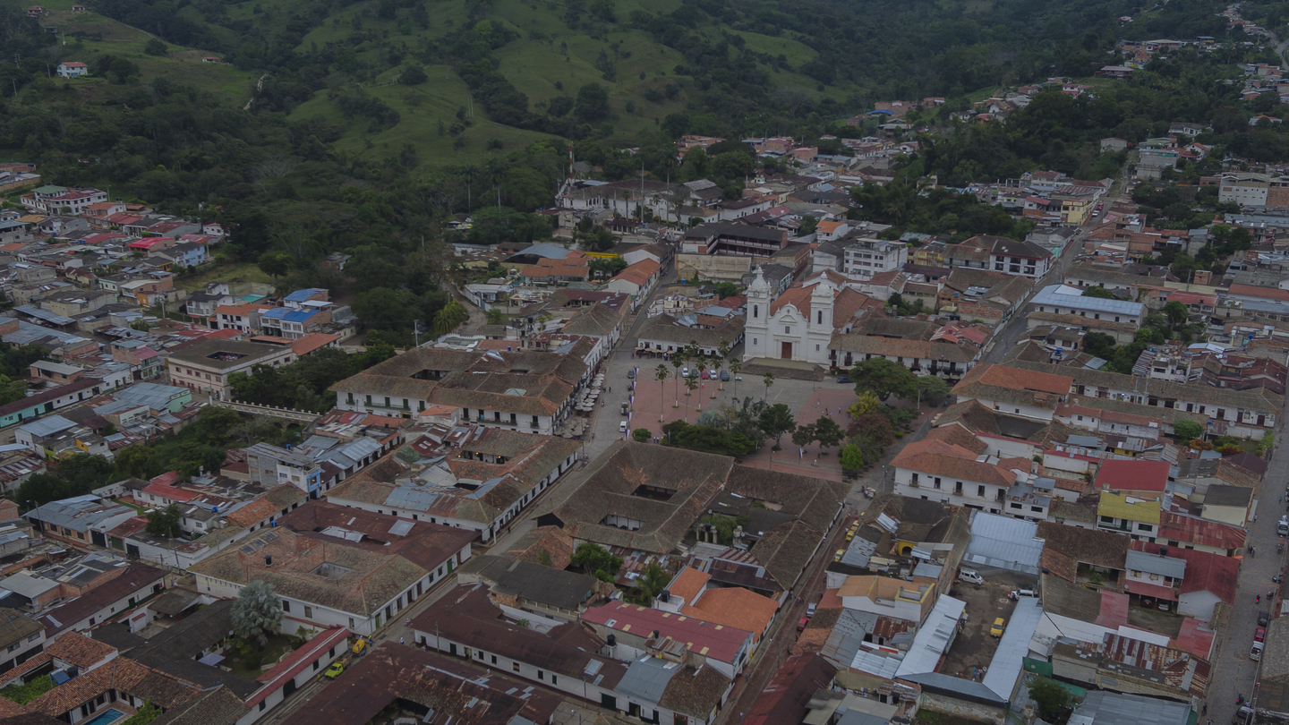 Conocido por ser la tierra de Policarpa Salavarrieta, este municipio fue fundado en 1572. A sus alrededores, se podrá encontrar el mirador de La Piedra Capira y el Camino Real, una de las vías de acceso más importantes durante la colonia e inicios de la república.