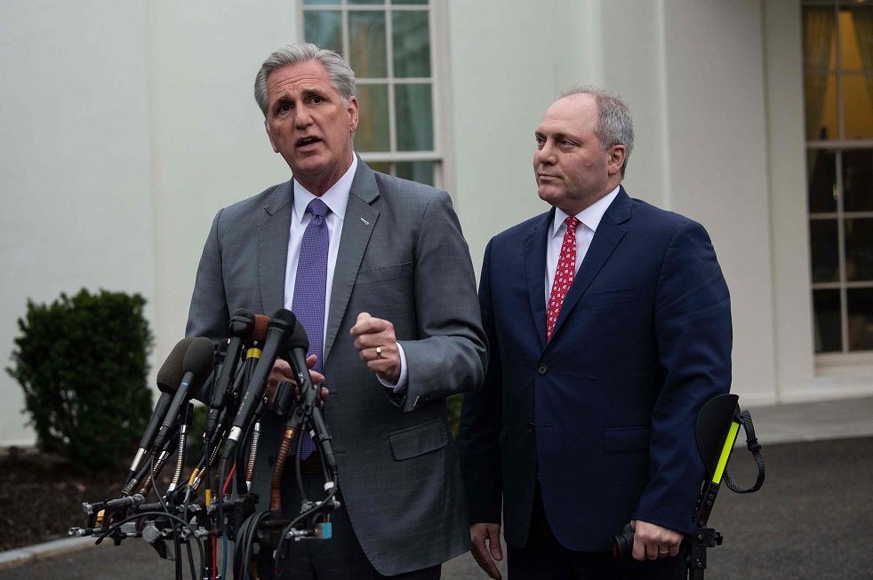 El líder electo de la minoría republicana en la cámara por California, Kevin McCarthy (i), y el representante repuiblicano por Louisiana Steve Scalise (d) tras una reunión hoy con el presidente, Donald Trump. / AFP