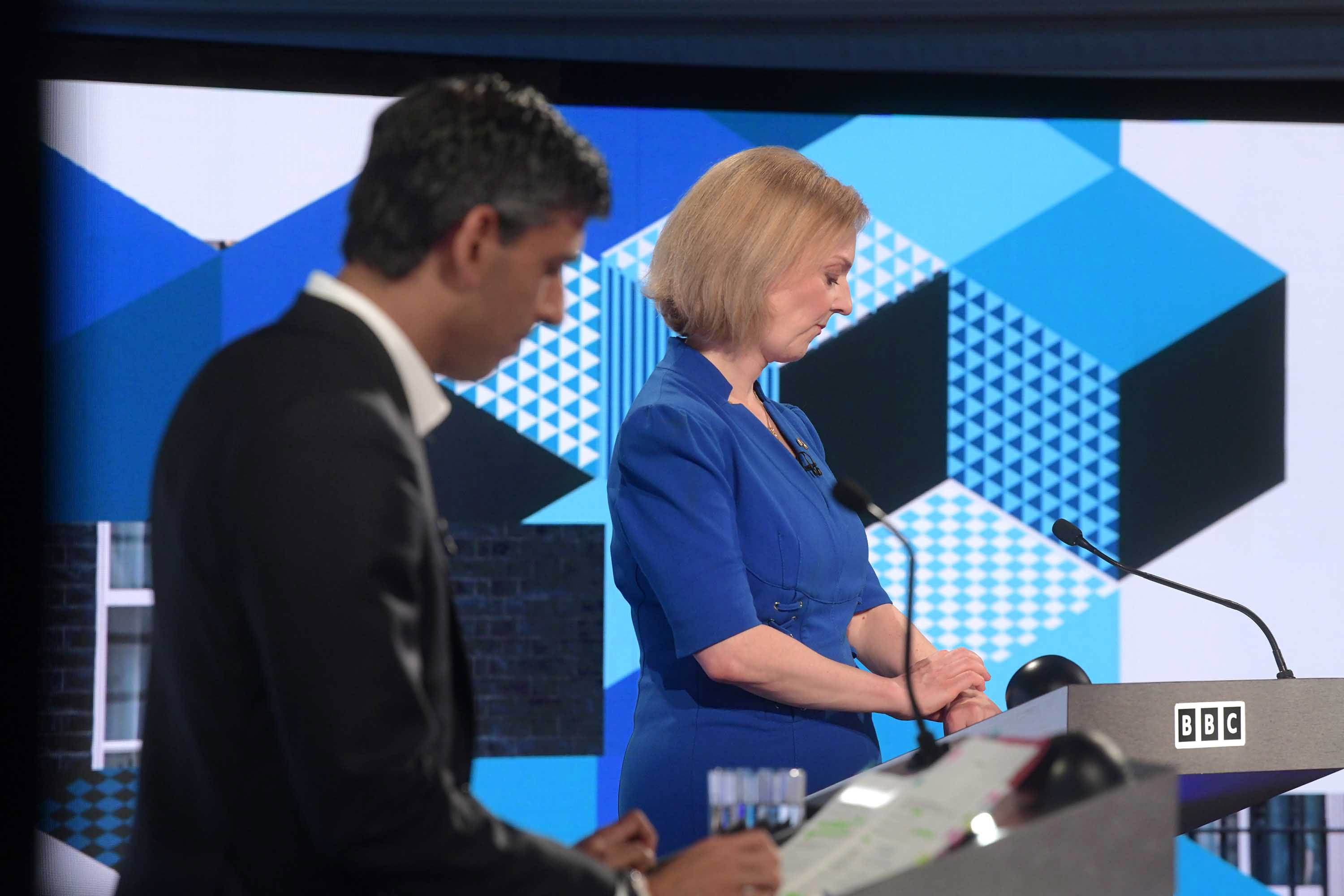 Debate suspendido: presentadora se desmayó durante cara a cara entre Truss y Sunak