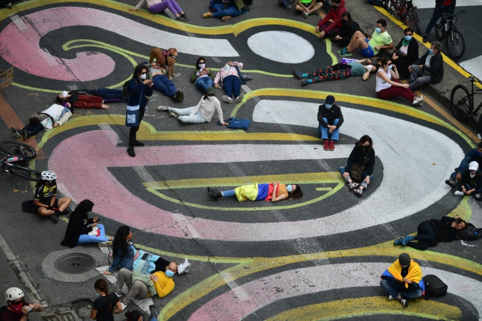 Desde las 11:00 a. m., en la carrera séptima con 63 en Bogotá, organizaciones sociales y de víctimas convocaron a un plantón y una intervención sobre el grafiti que fue pintado el pasado 21 de mayo sobre la calle. Organizaciones como desapariciónforzada.com, M9S, La Otra Danza, la Fundación Hasta Encontrarlos, entre otras, fueron quienes convocaron la realización del grafiti y del plantón.