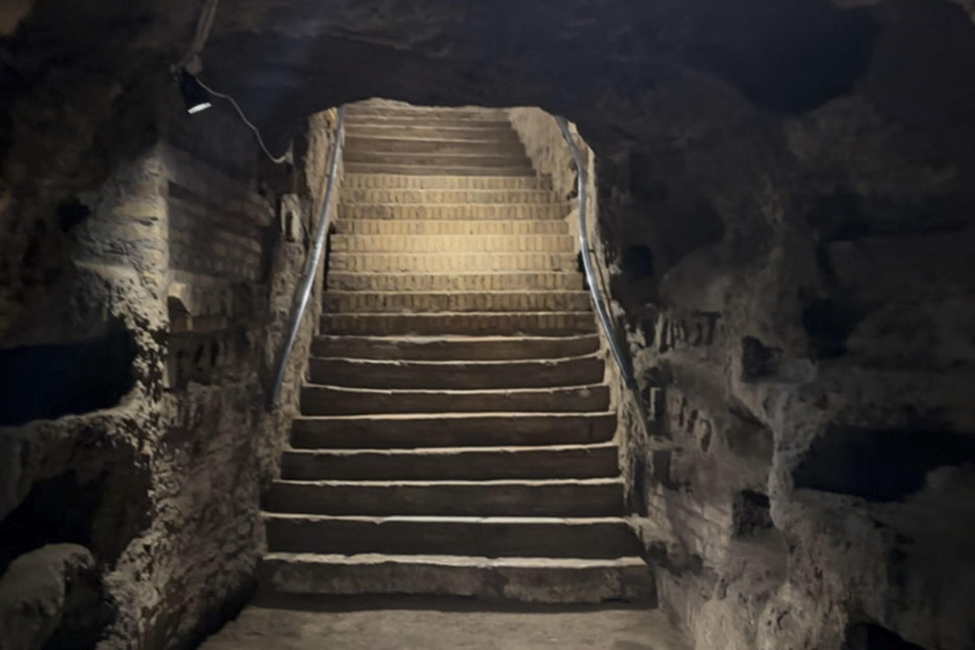 ROMA, 17/10/2025.- Las catacumbas de Commodilla, un cementerio cristiano excavado en el subsuelo de Roma hace más de 1.600 años, ha atravesado una "compleja" restauración que ha permitido limpiar con láser la suciedad acumulada en sus paredes, frescos y murales a lo largo de los siglos, de cara a su futura apertura al público. En la imagen, escalinata de la catacumba tras la finalización de las obras. EFE/Carlos Expósito