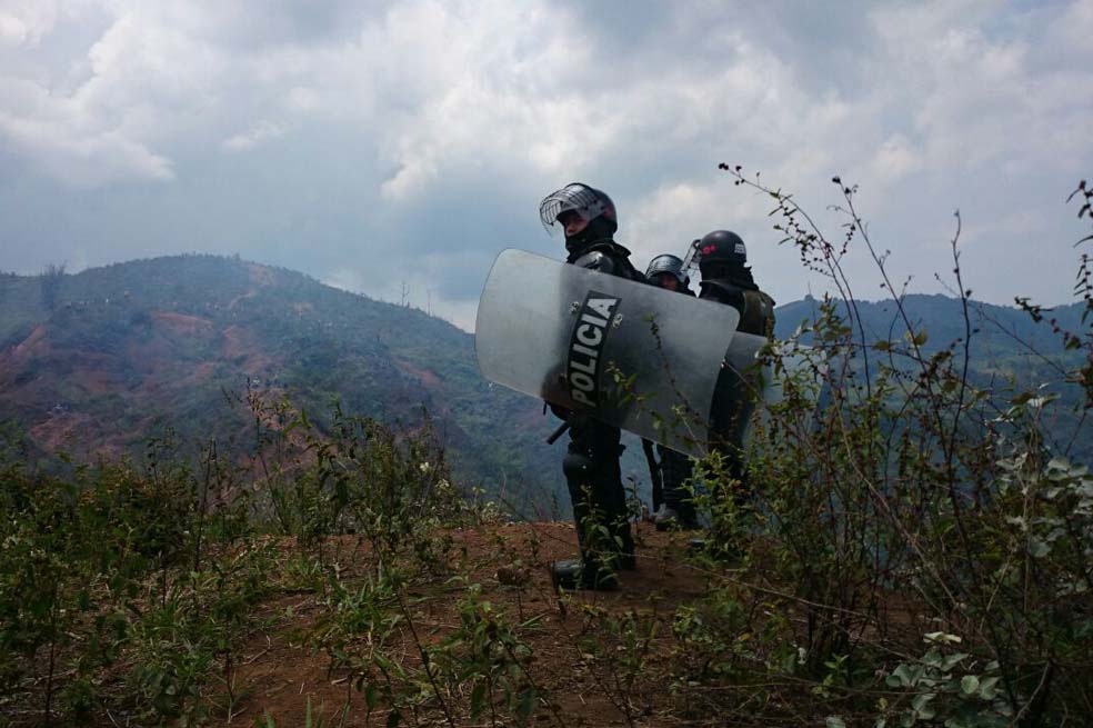 El Esmad controla la zona de confrontación para presionar la salida de los indígenas de las haciendas invadidas. /Fotos: Fernando Rojas