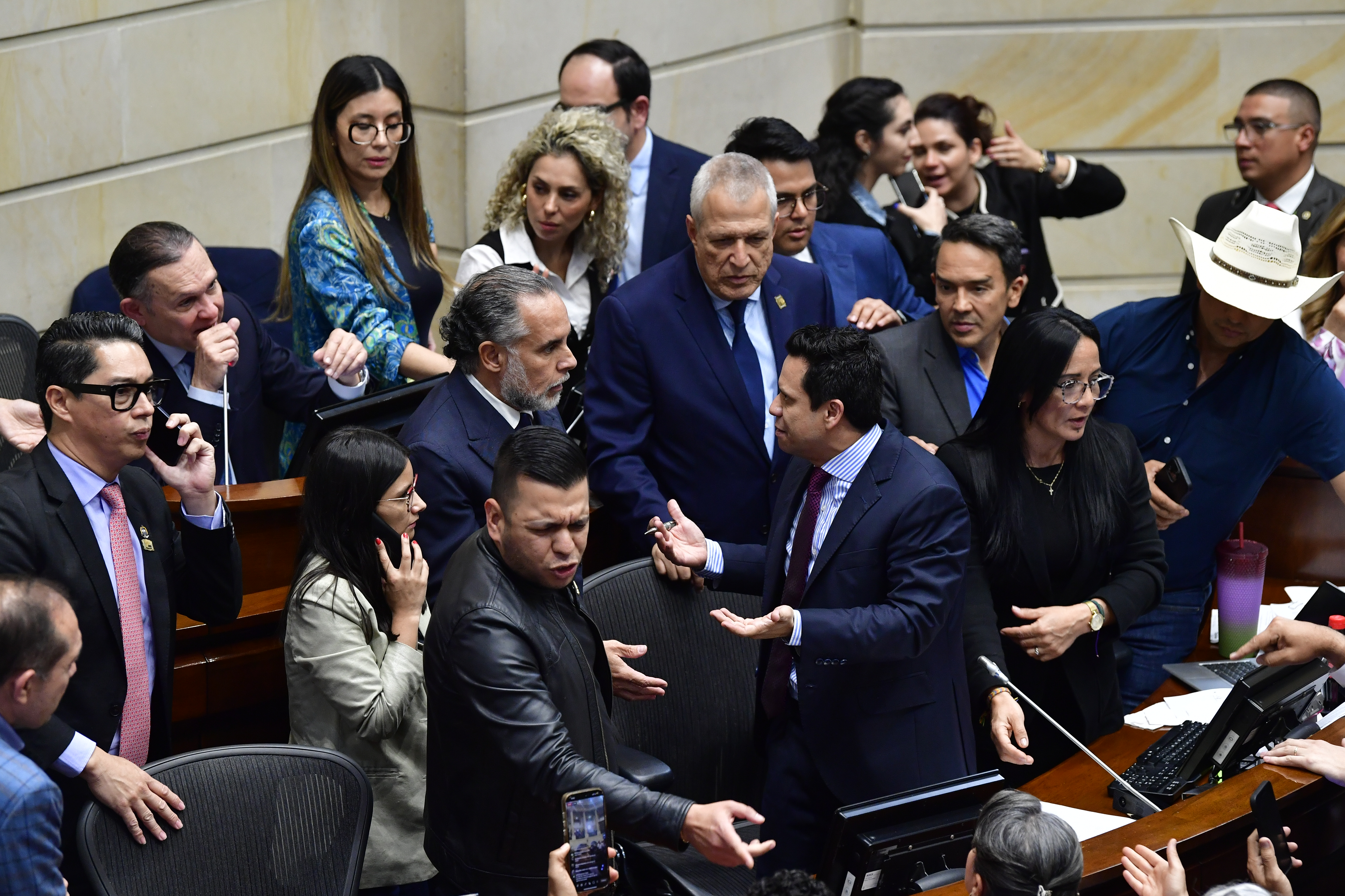 Ministro del interior durante la sesión de la Consulta popular hundida en el Congreso de la República