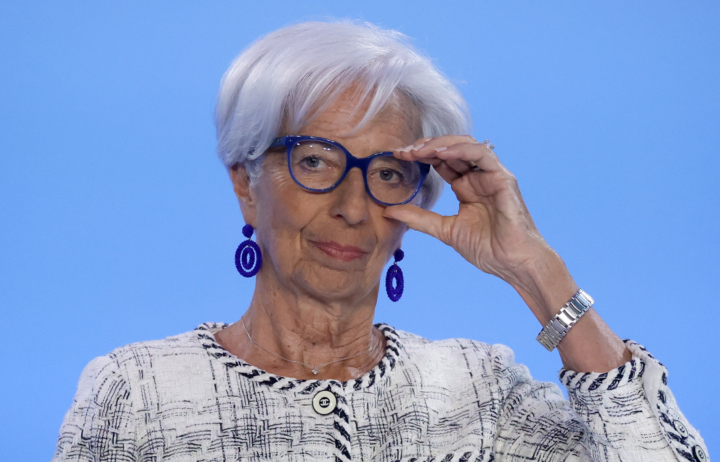 Mantener la tasa del BCE en 4% debería ayudar a los precios: Lagarde