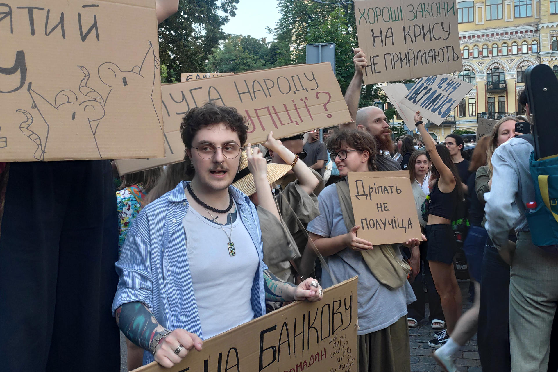 Zelenski cede sobre proyecto de ley, tras protestas anticorrupción