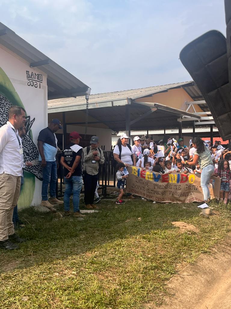 Niños y niñas que viven en el ETCR Mariana Páez recibieonel presidente Petro.