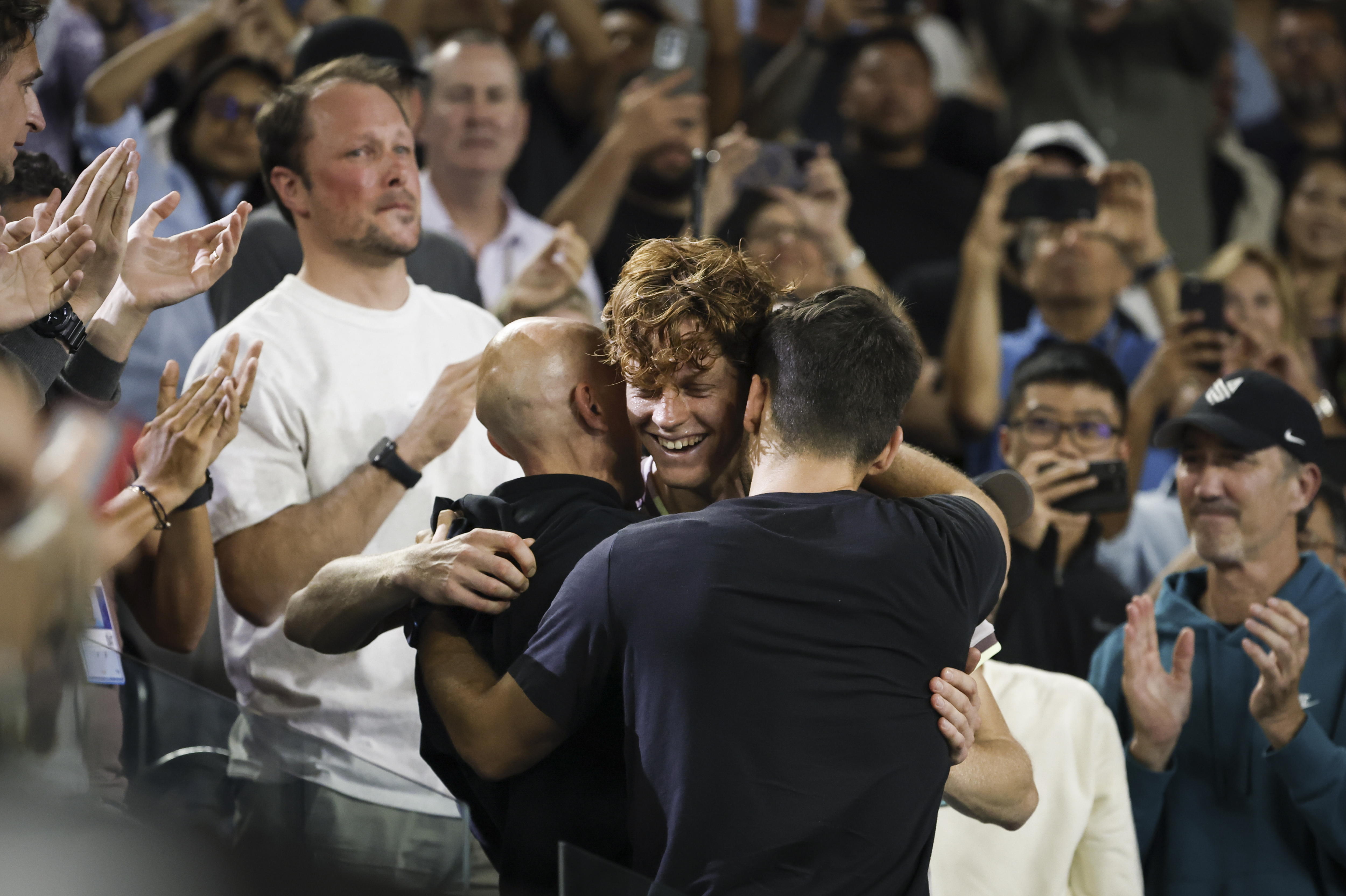Melbourne (Australia), 28/01/2024.- Jannik Sinner (C) of Italy celebrates with his team after winning the Men's Singles final match against Daniil Medvedev of Russia at the 2024 Australian Open tennis tournament, in Melbourne, Australia, 28 January 2024. (Tenis, Italia, Rusia) EFE/EPA/MAST IRHAM