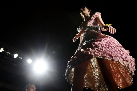 Vestidos elaborados con condones, la  nueva moda