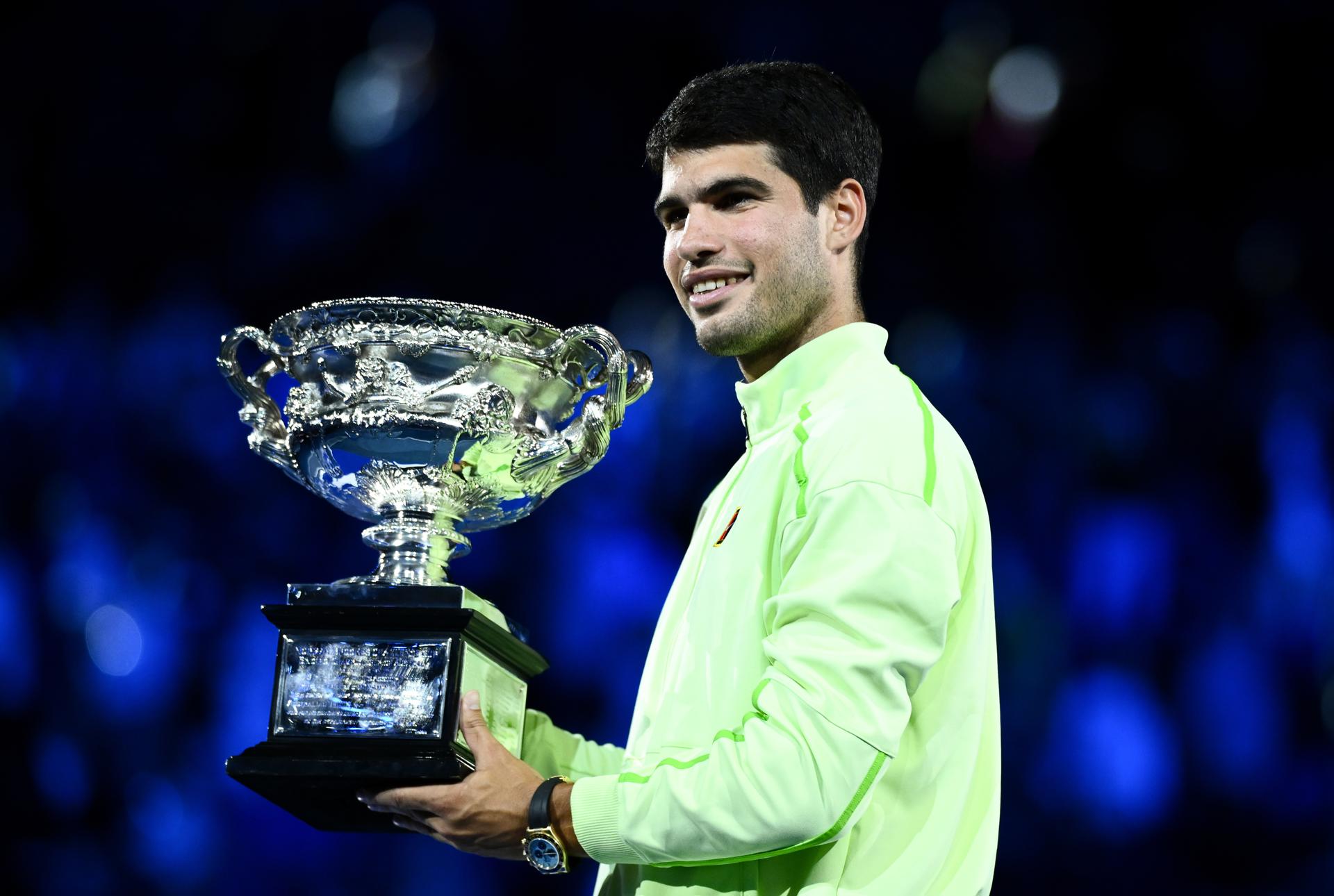 MELBOURNE (Australia), 01/02/2026.- Carlos Alcaraz of Spain poses with the trophy after winning the Men’s Singles final match against Novak Djokovic of Serbia at the Australian Open tennis tournament in Melbourne, Australia, 01 February 2026. (Tenis, España) EFE/EPA/JOEL CARRETT AUSTRALIA AND NEW ZEALAND OUT
