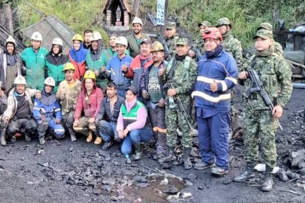 Rescatan con vida a dos personas que quedaron atrapadas en una mina en Cundinamarca