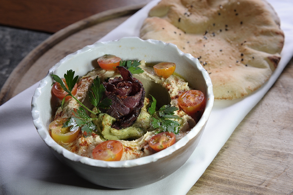 Receta para preparar unos hummus con guacamole y chicharrones de pollo