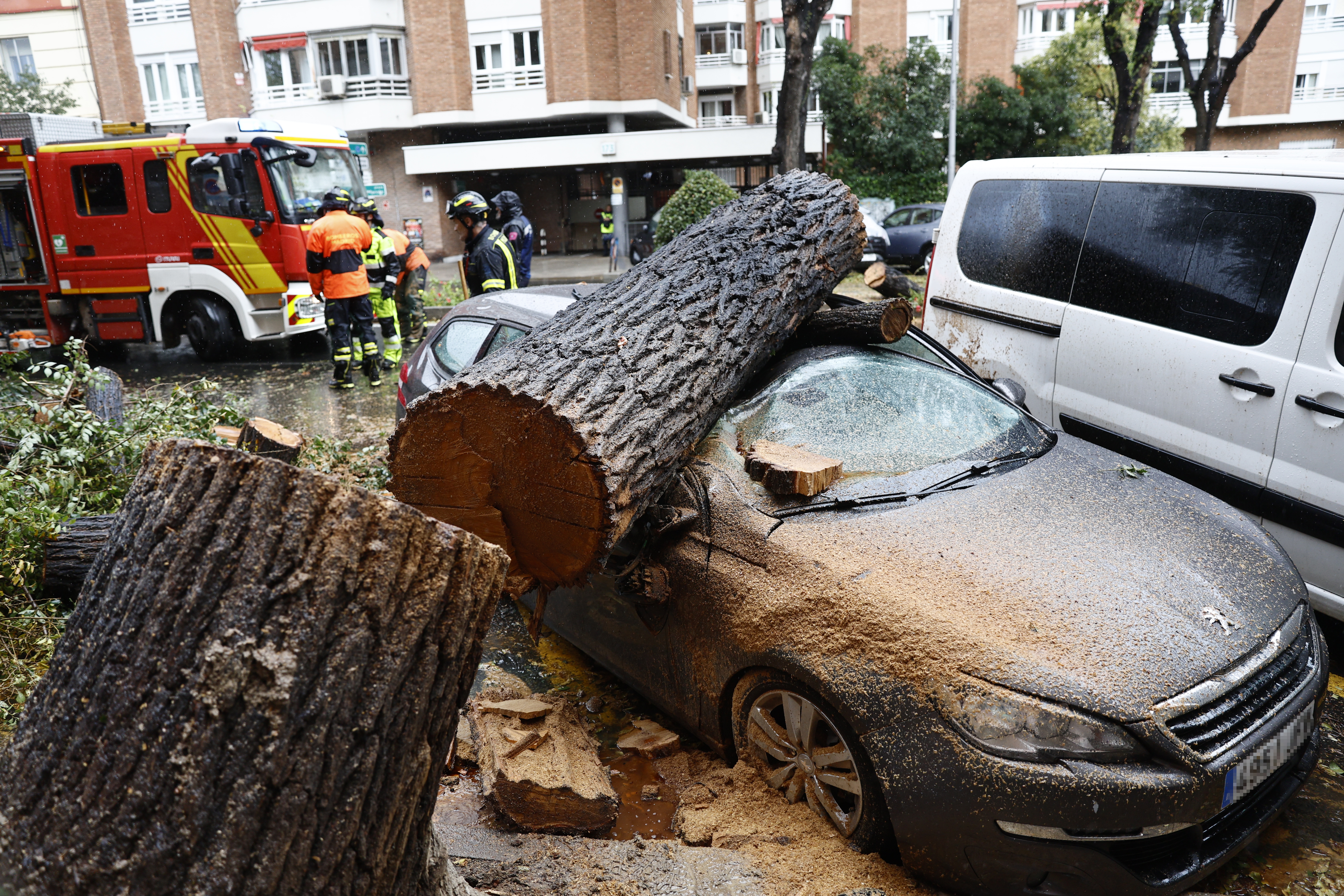 El caótico paso de la tormenta Ciarán por Europa con aeropuertos y puertos cerrados