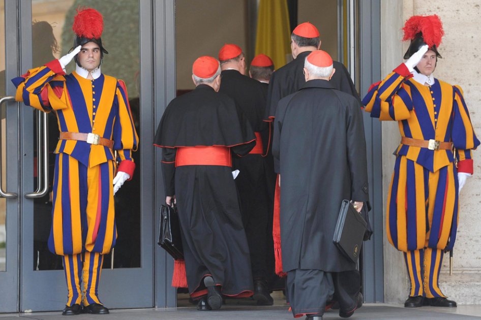Cardenales se reúnen por última vez antes del cónclave de este martes