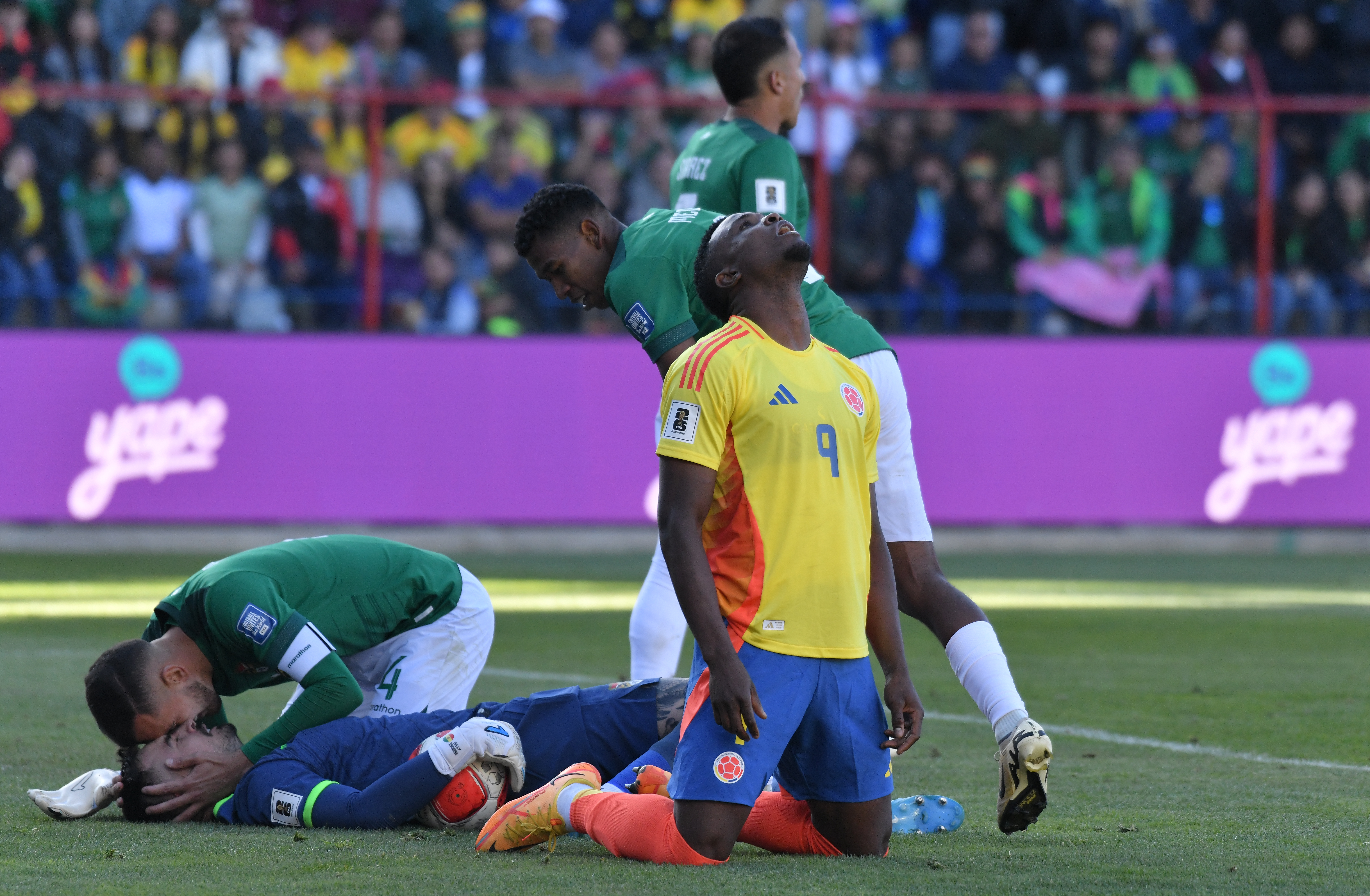 AMDEP8492. EL ALTO (BOLIVIA), 10/10/2024.- Jhon Córdoba (d) de Colombia se lamenta este jueves, en un partido de las eliminatorias sudamericanas para el Mundial de 2026 entre Bolivia y Colombia en el estadio Municipal en El Alto (Bolivia). EFE/ Jorge Abrego