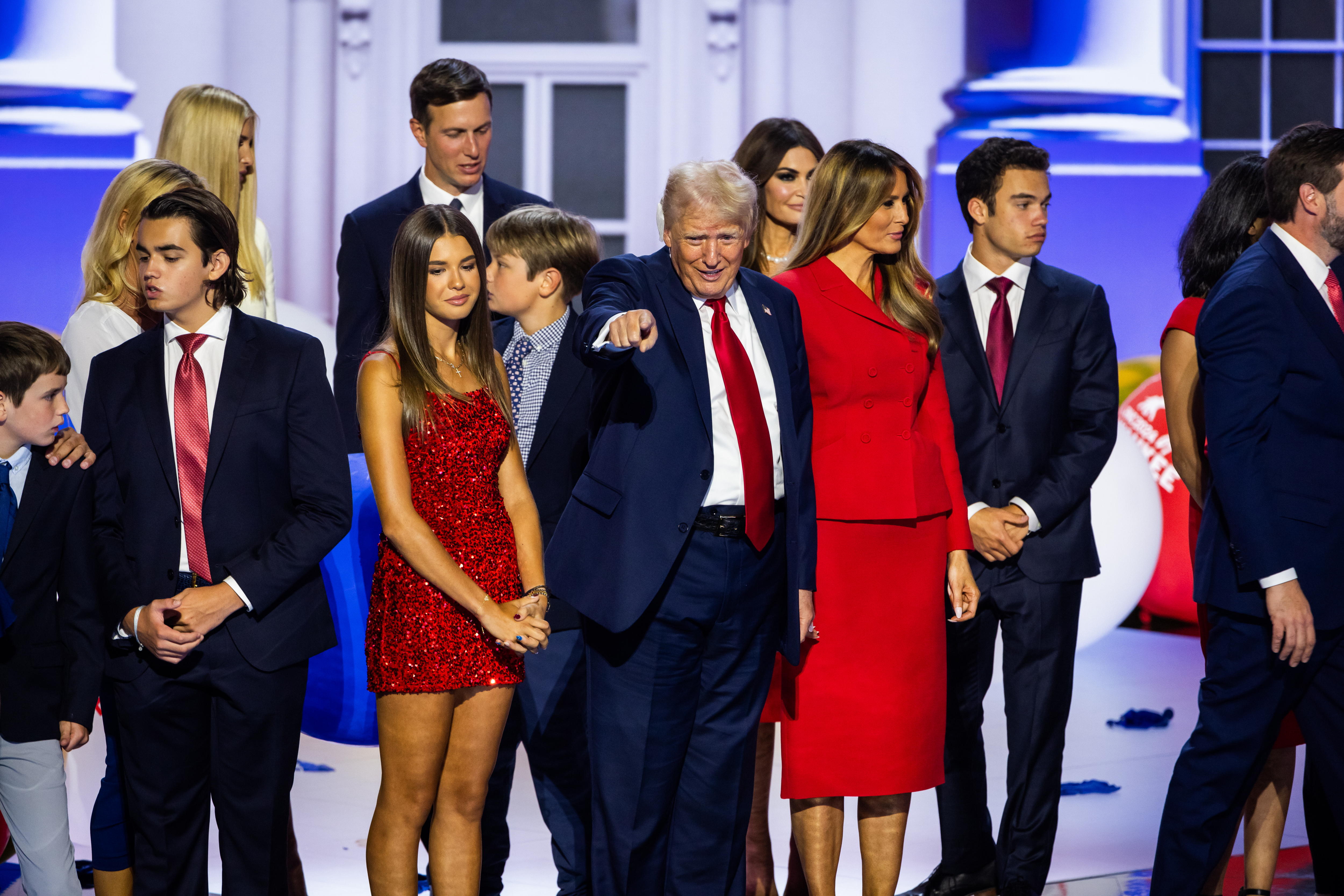 Milwaukee (United States), 18/07/2024.- Republican presidential nominee and former President Donald Trump (C), surrounded by members of his family, celebrates after speaking during the last day of the Republican National Convention (RNC) at the Fiserv Forum in Milwaukee, Wisconsin, USA, 18 July 2024. The convention comes just a few days after a 20-year-old Pennsylvania man attempted to assassinate former President and current Republican presidential nominee Donald Trump. The RNC is being held 15 to 18 July 2024 and is where delegates from the Republican Party select their nominees for president and vice president in the 2024 US presidential election. (Estados Unidos) EFE/EPA/JIM LO SCALZO