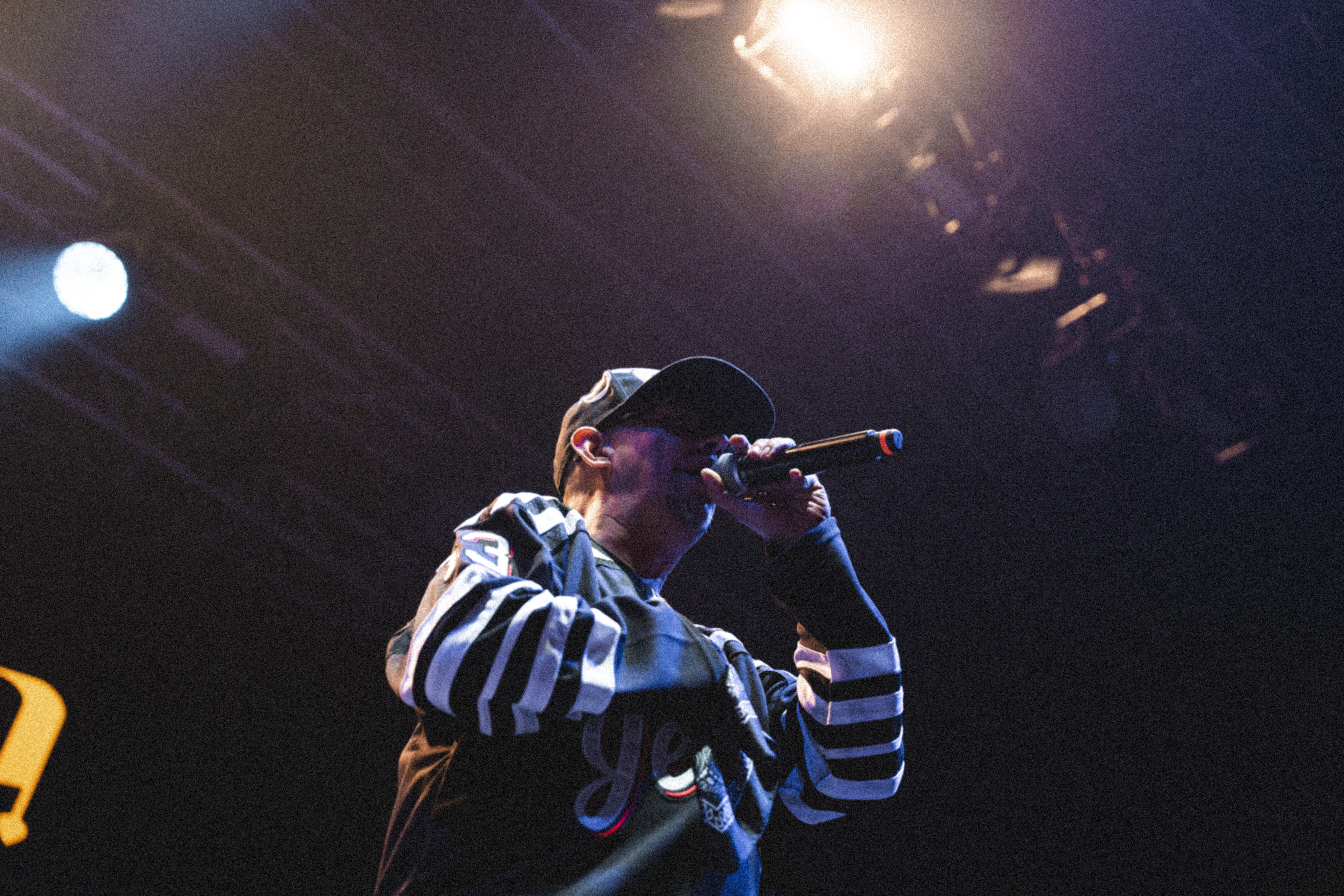 Han sido bohemios, guerreros imparables y legendarios. Al ritual le dejaron un mensaje de agradecimiento porque envejecer entre la grandeza del hip hop no es para todos. Bogotá respondió a su llamado, rezaron cada una de sus letras y aplaudieron su energía honesta.