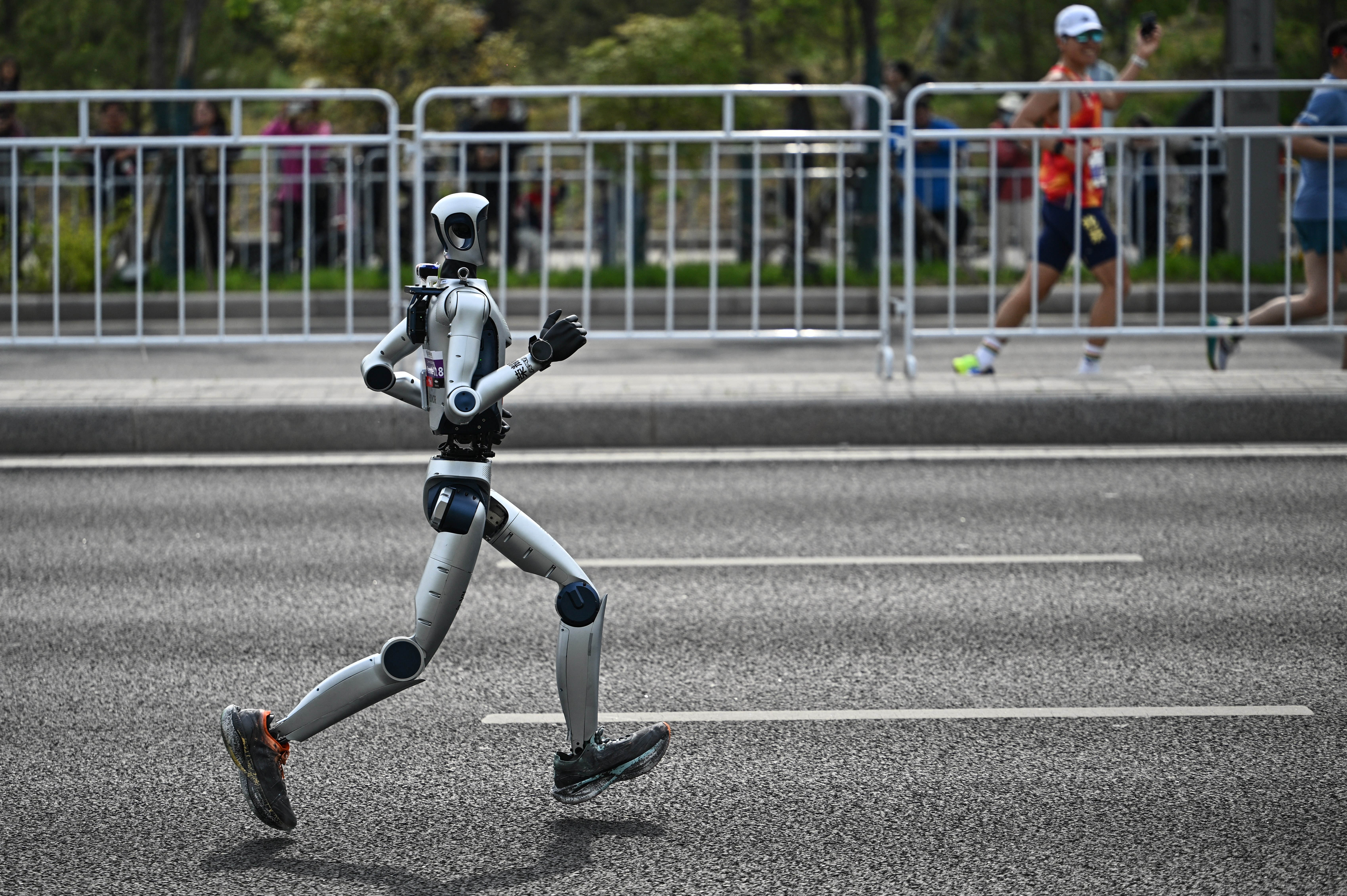 En Yizhuang, un distrito de Pekín, varios robots humanoides corrieron a una velocidad que ya no parece la de un experimento de laboratorio, sino la de una tecnología que empieza a competir de verdad con las capacidades humanas.
