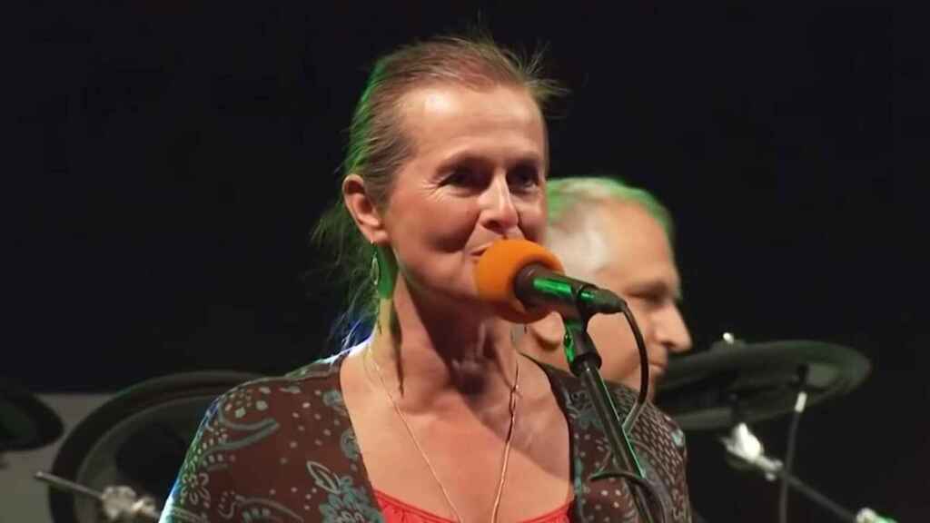 Cantante checa muere de covid voluntariamente contraído para tener pase sanitario