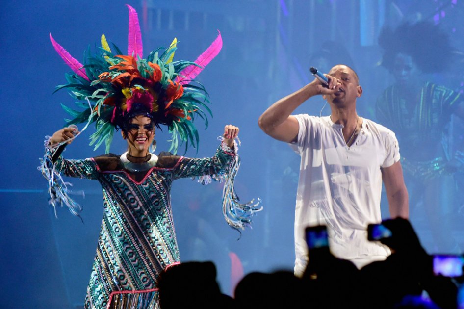 Bomba Estéreo presentó mundialmente su «Fiesta» con Will Smith en los Grammy Latino