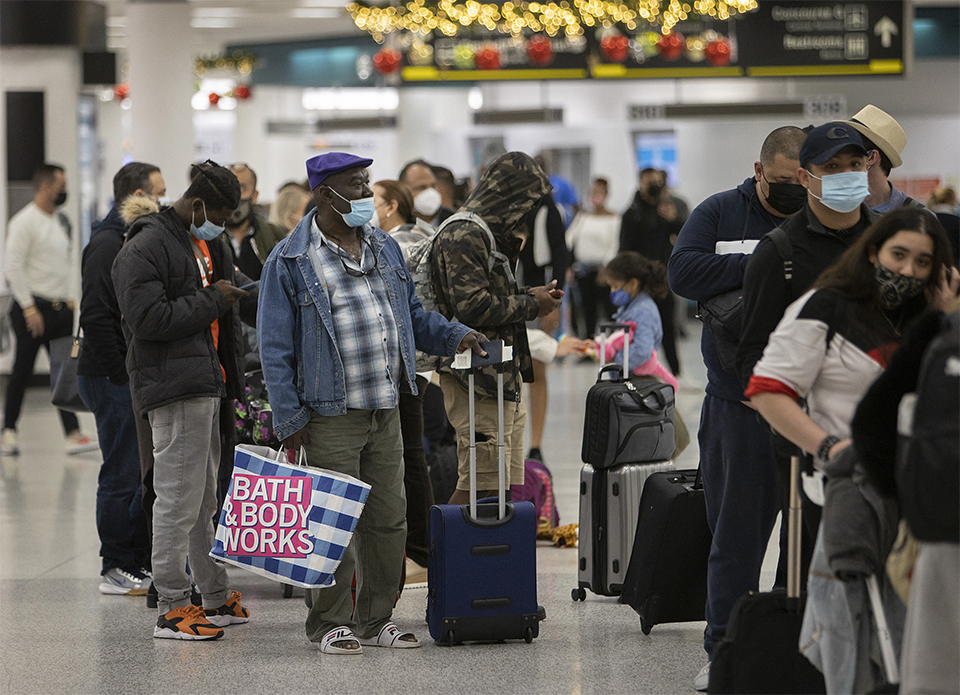 Cancelan miles de vuelos en todo el mundo por variante ómicron