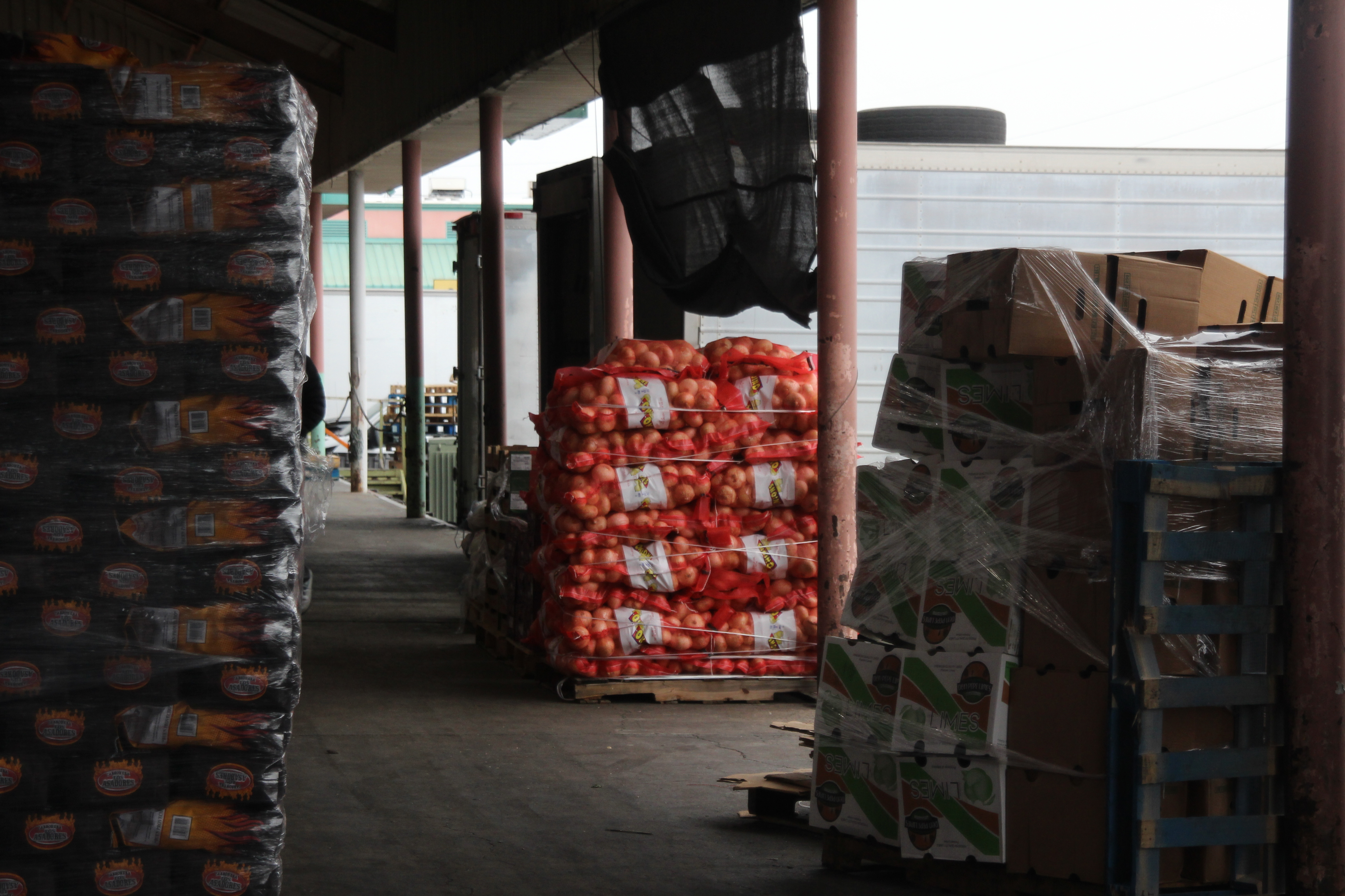 AME9700. TEXAS (ESTADOS UNIDOS), 09/01/2025.- Fotografía de cajas de cebolla importadas de México en la central de abastos McAllen este miércoles, en Texas (Estados Unidos). Desde las primeras horas de la mañana, los trabajadores del mercado de abastos de la ciudad fronteriza de McAllen (Texas) descargan caja tras caja de tomates, cilantro, aguacates y limones. Alimentos cultivados en México que, después de pasar por la frontera, acabarán en la mesa de casas y restaurantes en Estados Unidos. EFE/ James Rodríguez