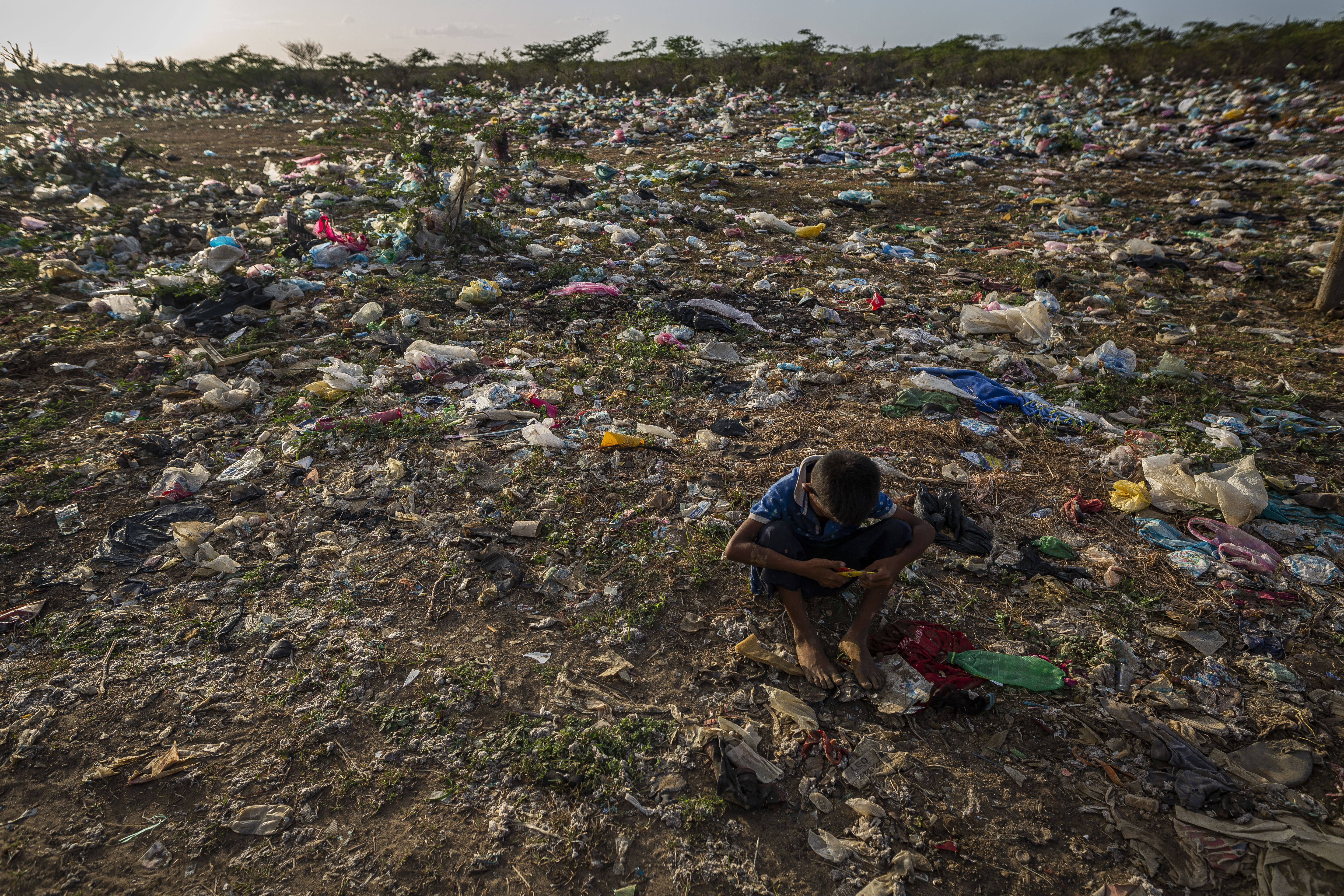 A las afueras de Maicao, en La Guajira, miles de personas viven en asentamientos irregulares rodeados de contaminación plástica.