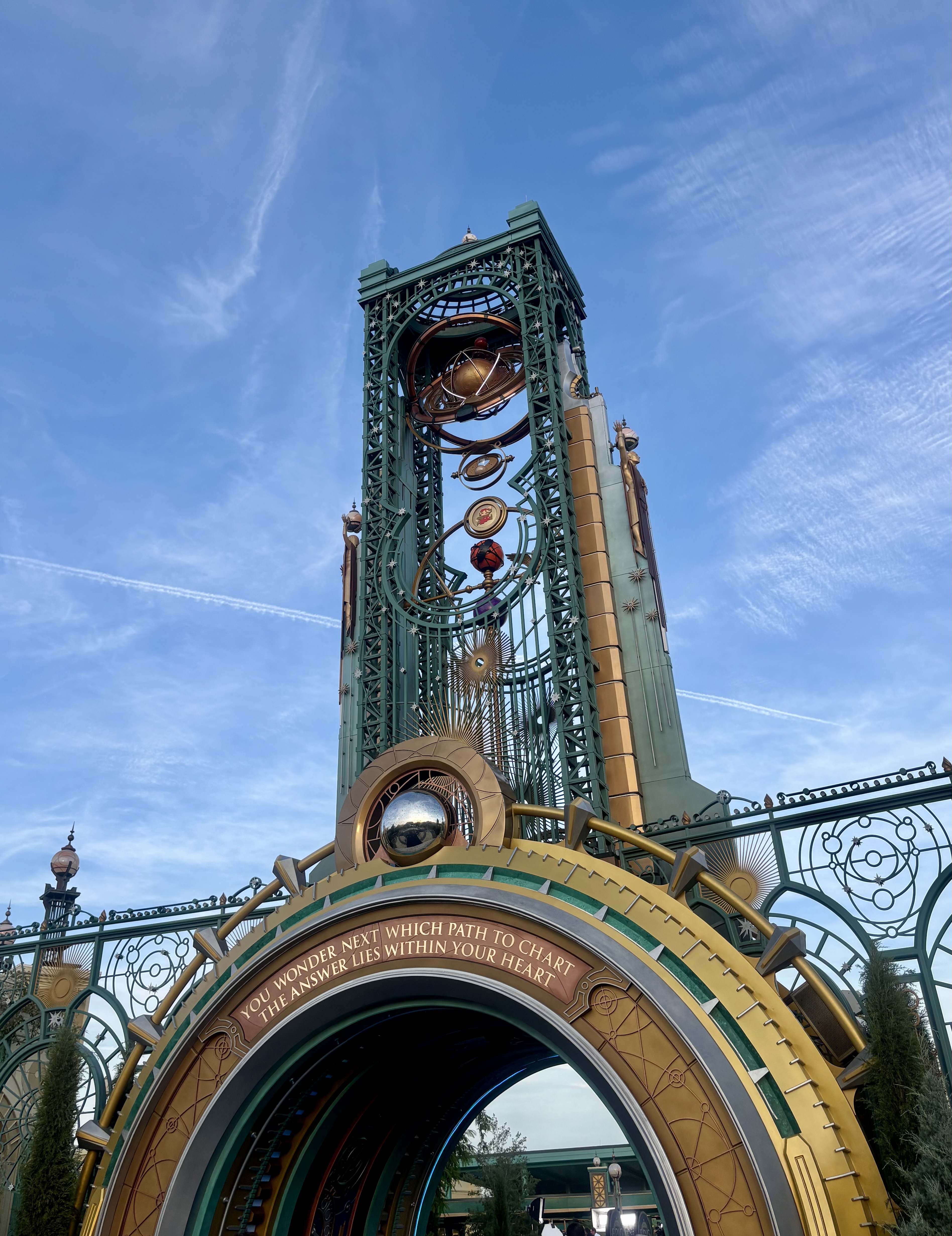 "Chronos" es una máquina gigante que aprovecha la energía del universo para alimentar todo el parque temático. También funciona como un portal que te permite acceder a otros mundos dentro de Epic Universe.