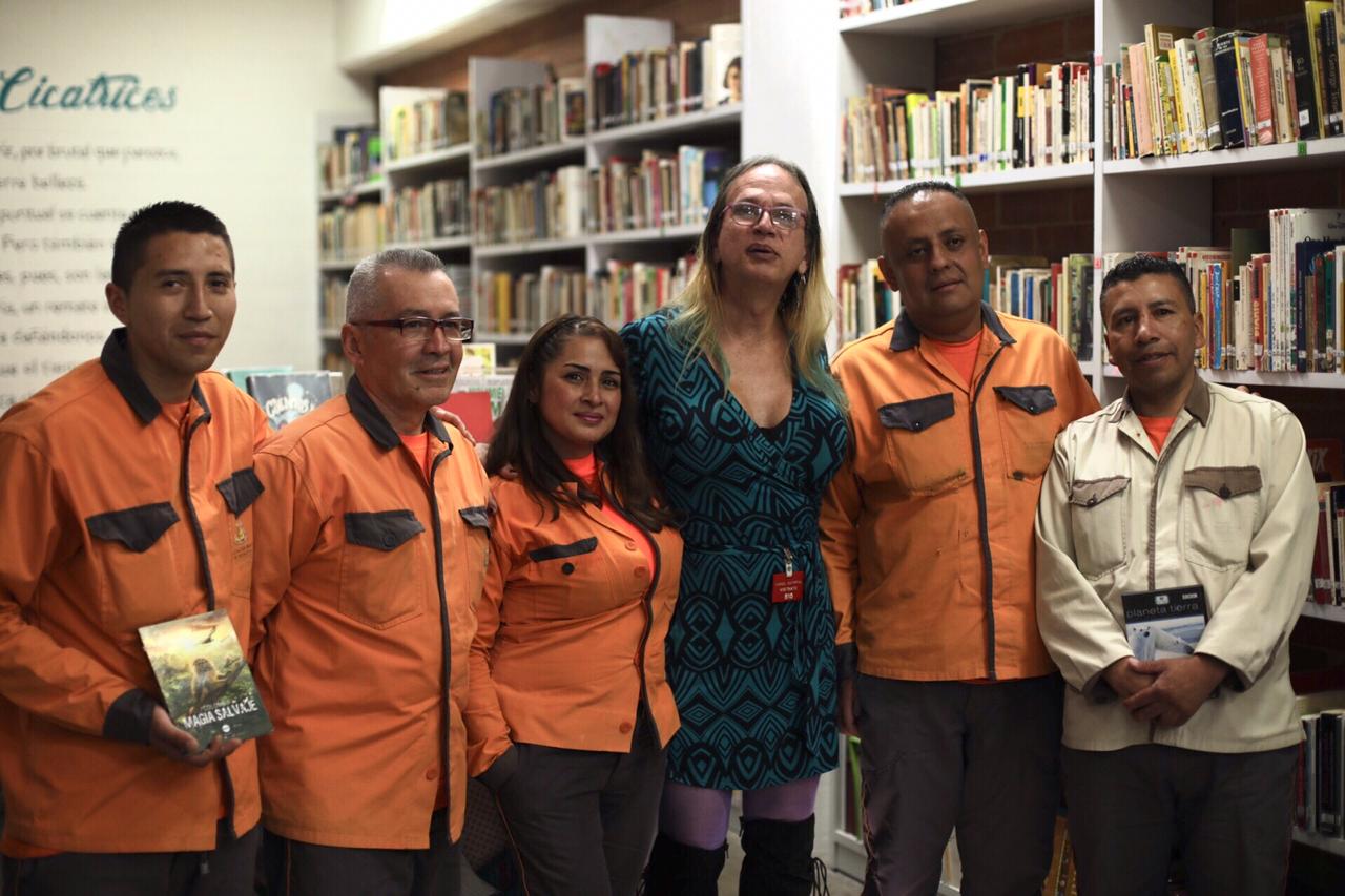 Por su parte, secretario de Cultura hizo un llamado a los reclusospara que continúen utilizando los servicios de BibloRed en la cárcel. “Lo que ustedes están haciendo aquí en la biblioteca se está viendo y se está volviendo un referente porque la lectura es un vínculo sobre cómo vemos el mundo; ustedes son muy importantes para el trabajo que hacemos de promoción de la lectura, incluso si me quieren escribir explicando qué significa para ustedes leer, yo estaría muy emocionado”, añadió.