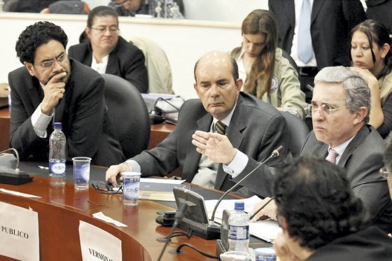 Cuestionan que a Cepeda se le autorizara viaje a Cuba y a Uribe se le impida periplo internacional