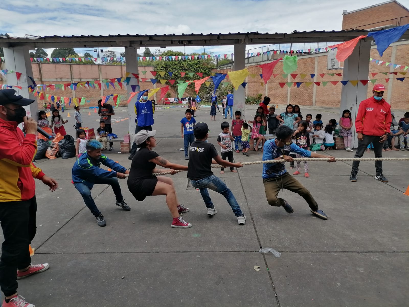 Indígenas jugando