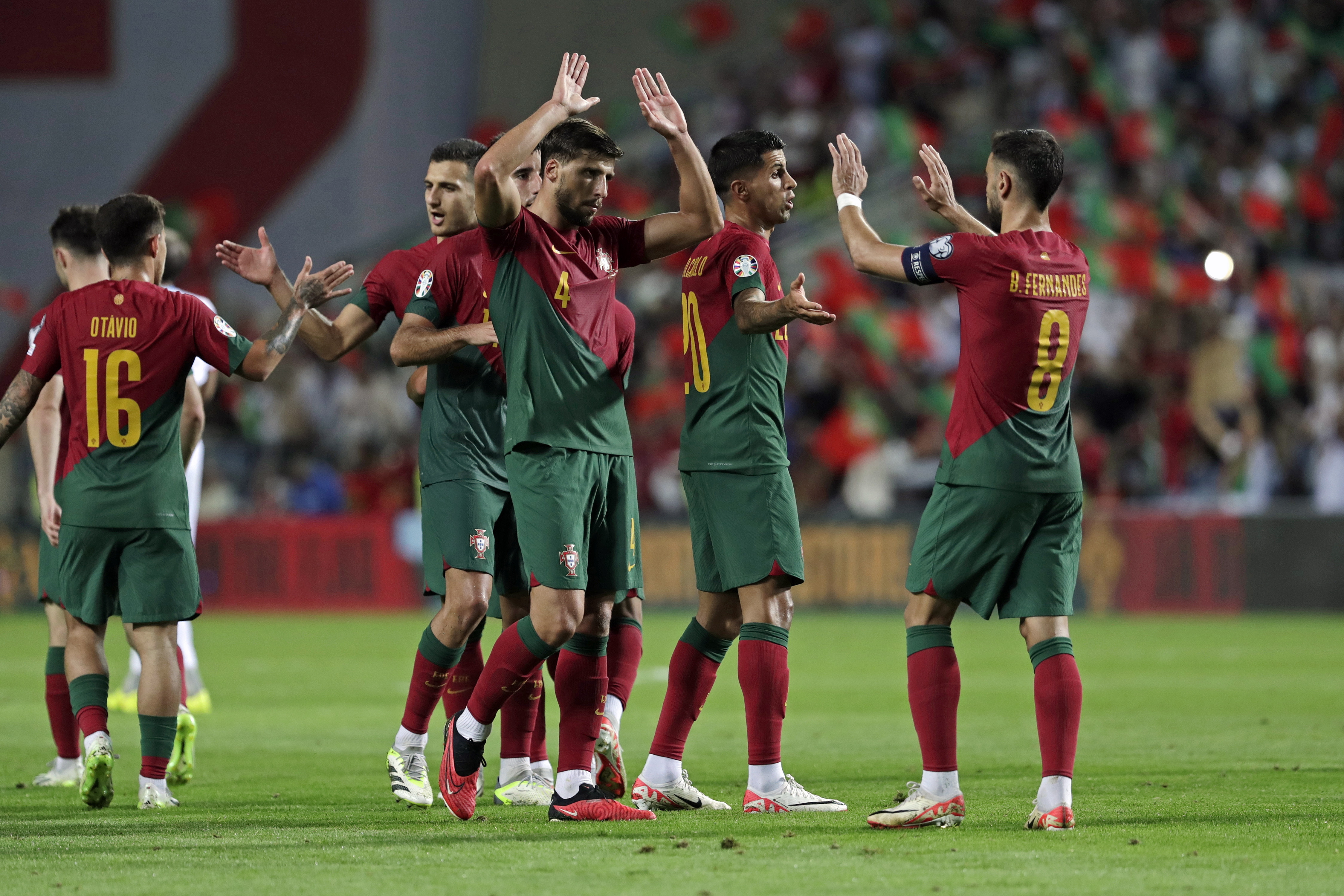 Faro (Portugal), 11/09/2023.- Portugal soccer player Bruno Fernandes (R) celebrates a goal against Luxembourg during the UEFA Euro 2024 qualifying soccer match Portugal vs Luxembourg at Algarve stadium in Faro, Portugal, 11 September 2023. (Luxemburgo, Luxemburgo) EFE/EPA/RICARDO NASCIMENTO