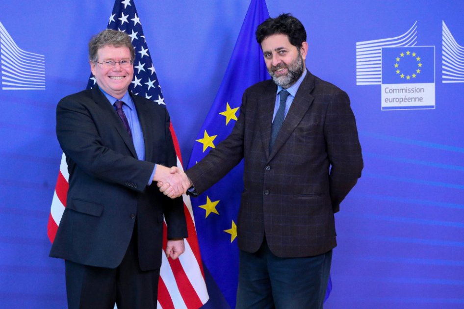 La Unión Europea (UE) y Estados Unidos retomaron la negociación de un acuerdo comercial y de inversiones con la ambición de crear estándares normativos que sirvan de referente a nivel mundial, sin menoscabar su autonomía a la hora de regular ni la protección de sus ciudadanos. 