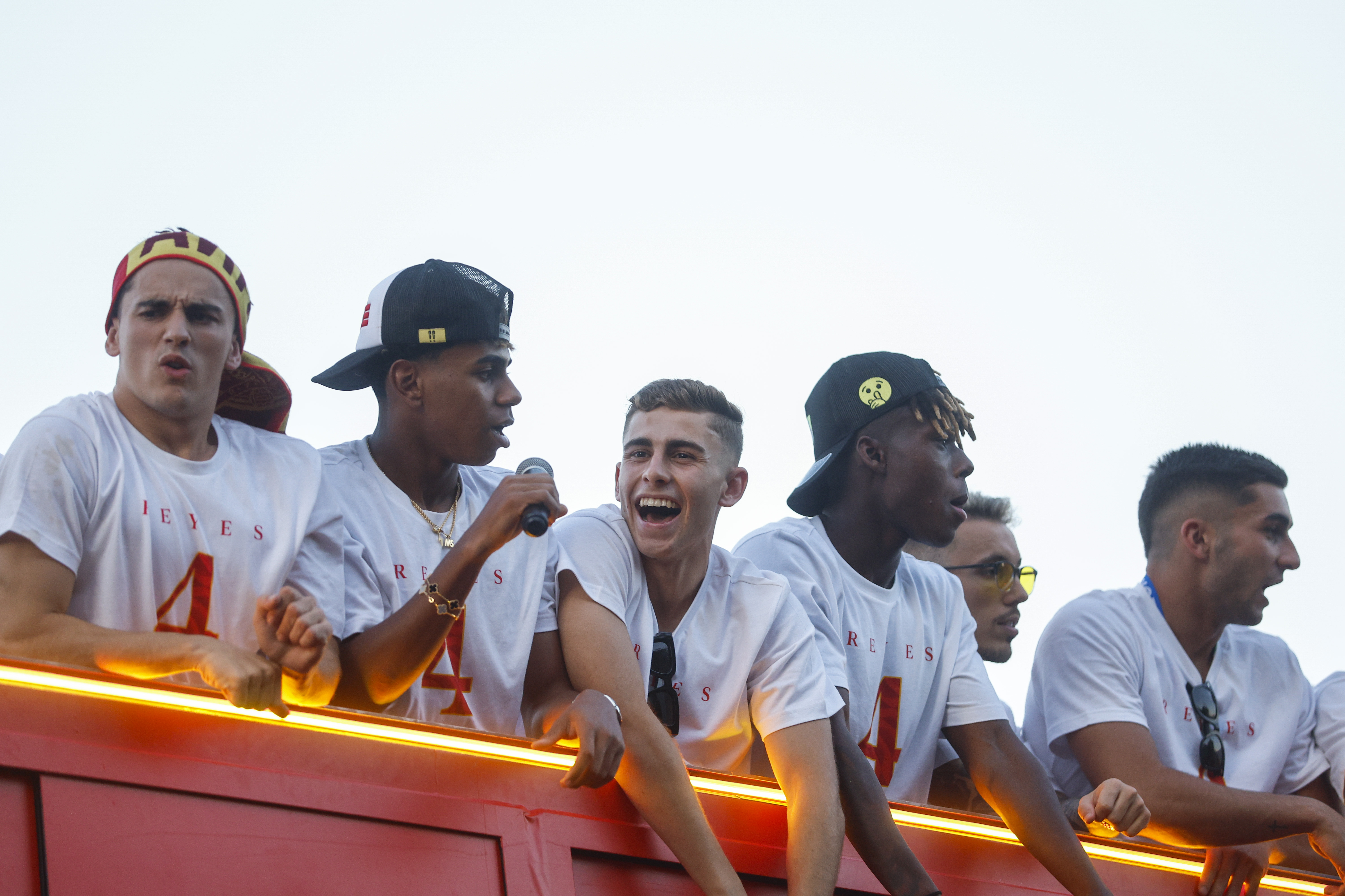 MADRID, 15/07/2024.- Los jugadores de la selección española celebran junto a miles de aficionados este lunes en Madrid, tras conseguir el título de campeones de la Eurocopa al vencer ayer en la final a Inglaterra. EFE/Rodrigo Jiménez