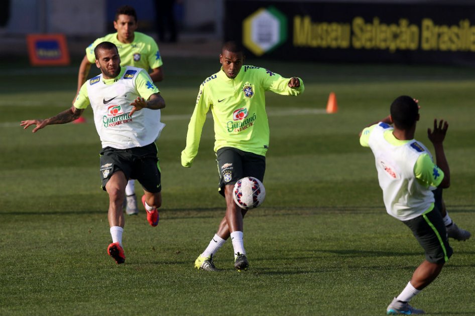 Brasil trabajó en posesión de balón y juego aéreo para el partido contra Paraguay