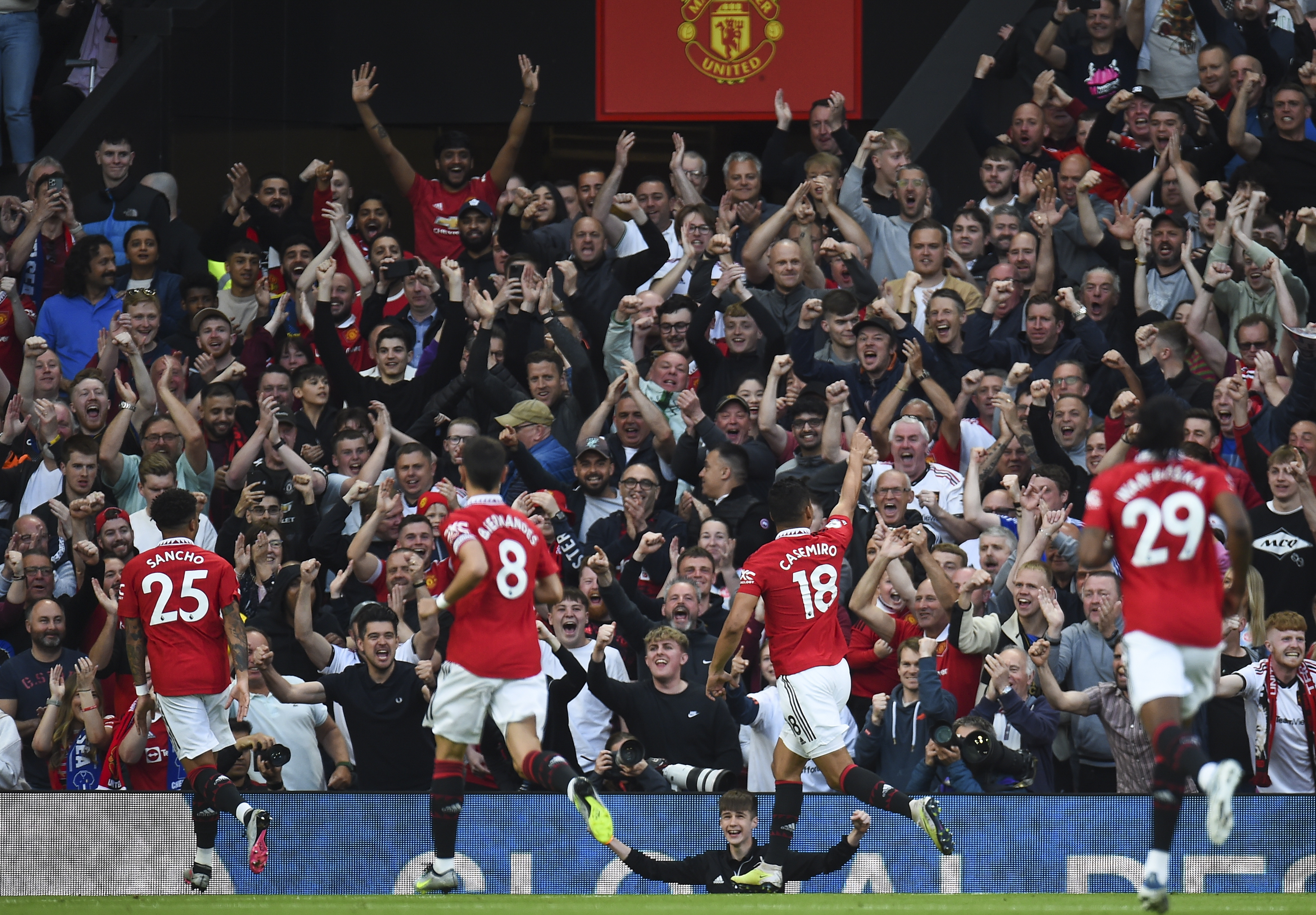 Manchester (United Kingdom), 25/05/2023.- Casemiro (2-R) of Manchester United celebrates after scoring the 1-0 lead during the English Premier League soccer match between Manchester United and Chelsea FC, in Manchester, Britain, 25 May 2023. (Reino Unido) EFE/EPA/PETER POWELL EDITORIAL USE ONLY. No use with unauthorized audio, video, data, fixture lists, club/league logos or 'live' services. Online in-match use limited to 120 images, no video emulation. No use in betting, games or single club/league/player publications.
