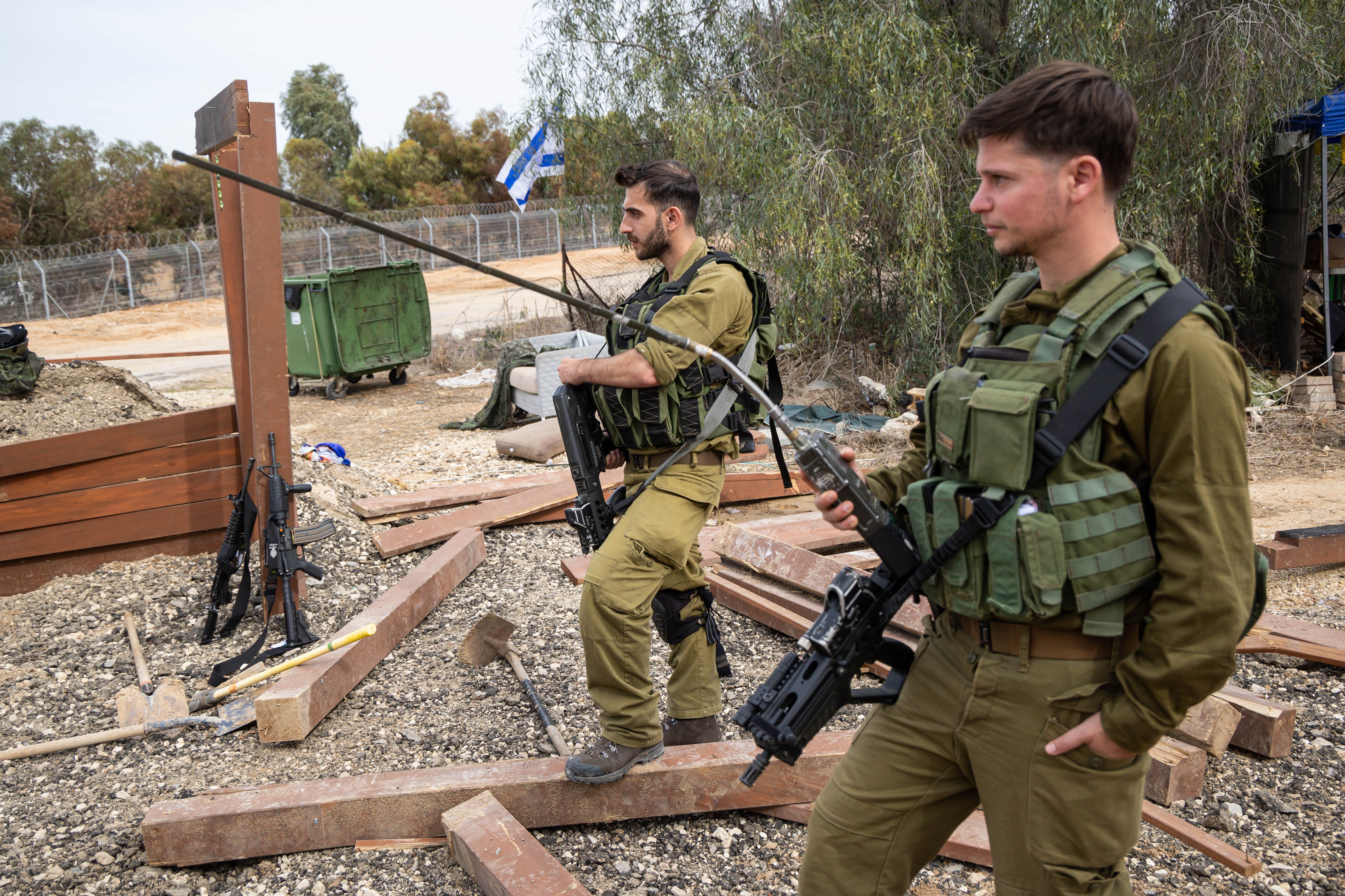 Kfar Aza (Israel), 22/11/2023.- Israeli soldiers stand guard near the security fence along the border with the Gaza Strip during a press visit at Kfar Aza Kibbutz, southern Israel, 22 November 2023. The kibbutz, located near the Gaza border, was the scene of an Hamas attack on 07 October which resulted in the deaths of dozens of Israelis. More than 12,700 Palestinians and at least 1,200 Israelis have been killed, according to the Israel Defense Forces (IDF) and the Palestinian health authority, since Hamas militants launched an attack against Israel from the Gaza Strip on 07 October, and the Israeli operations in Gaza and the West Bank which followed it. (Kibutz) EFE/EPA/CHRISTOPHE PETIT TESSON