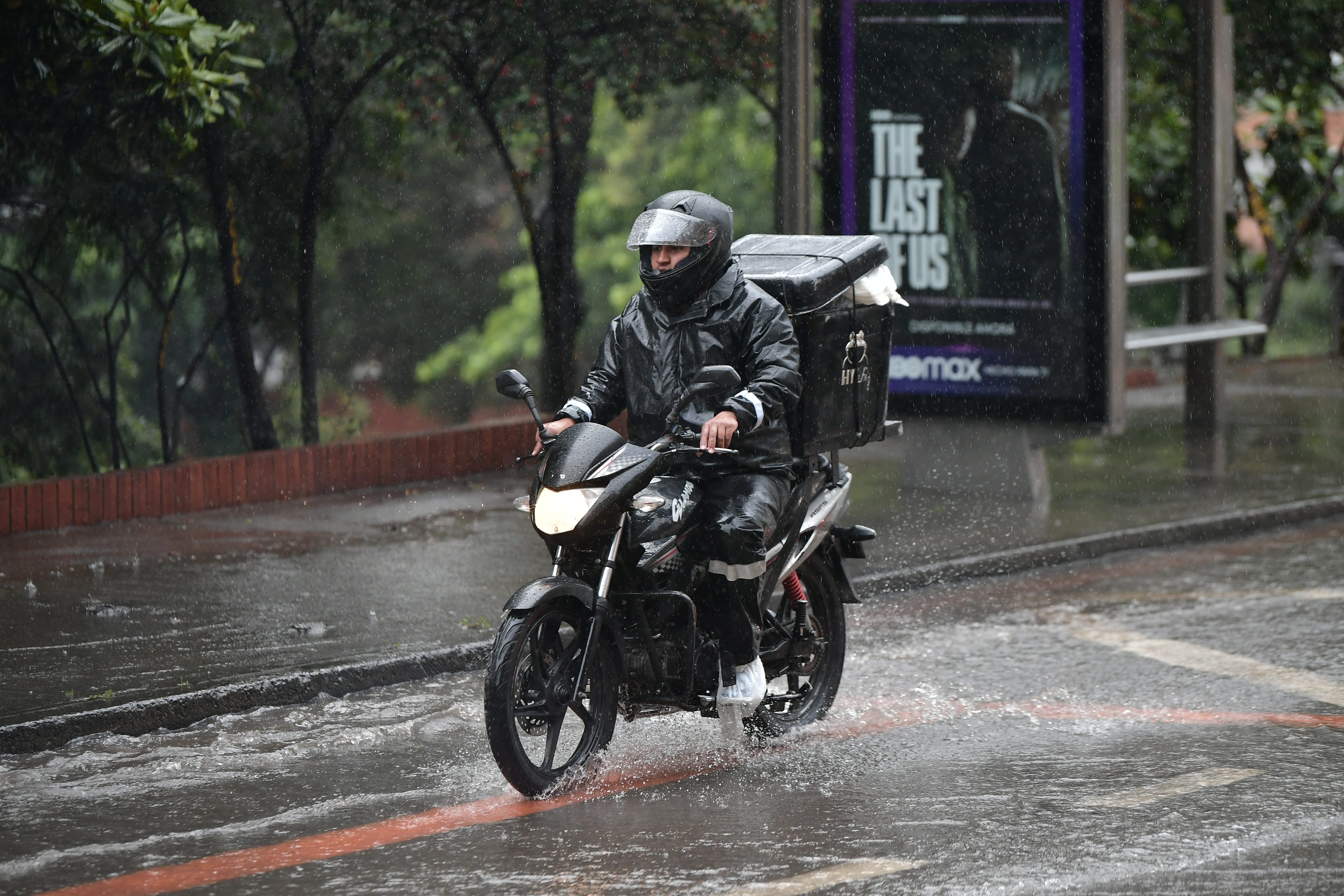 ¿Cómo se debe frenar una moto en bajadas y pisos mojados?