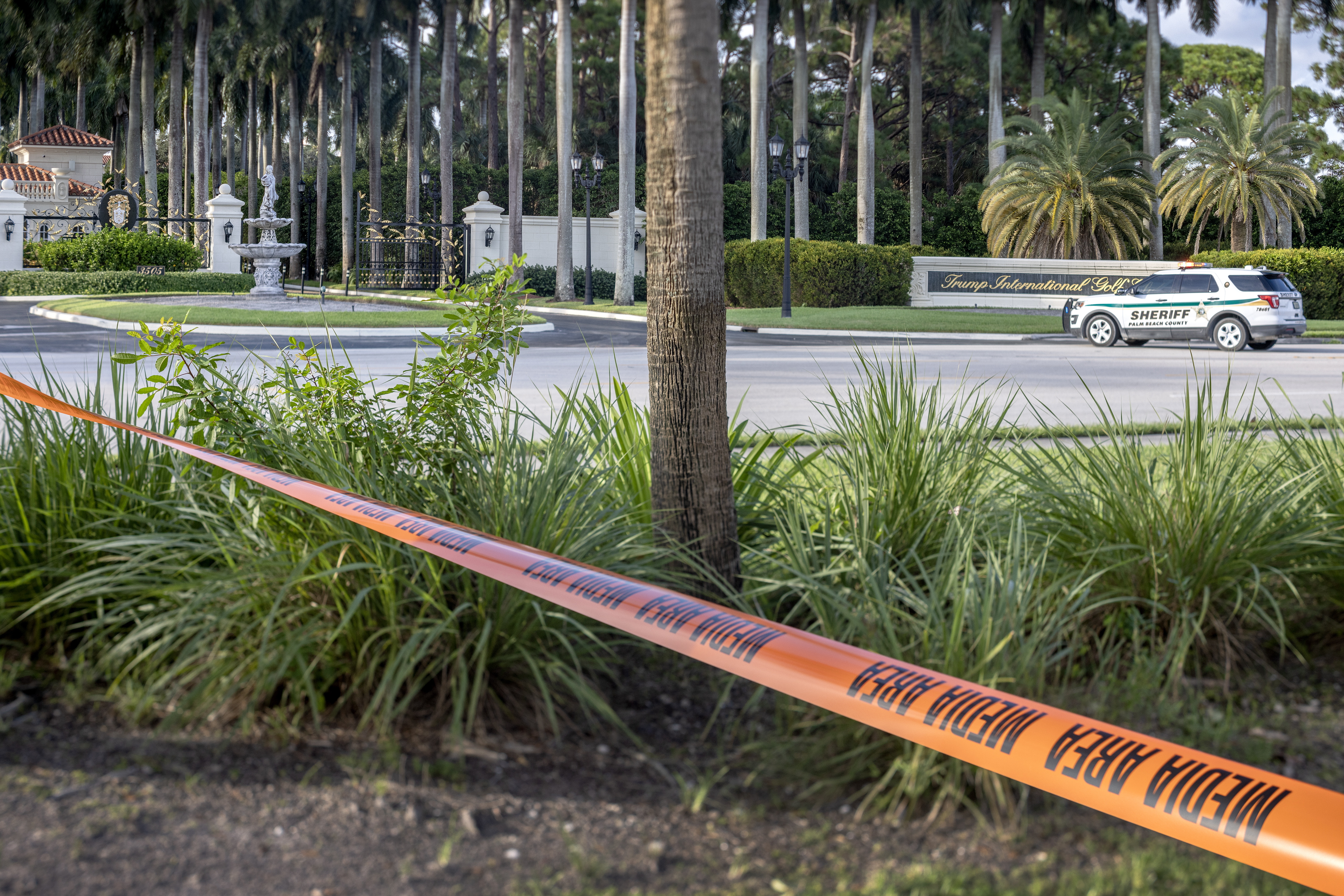 West Palm Beach (United States), 15/09/2024.- Palm Beach Sheriff officers guard the entrance of the Trump International Golf Club in West Palm Beach, Florida, USA, on 15 September 2024. According to the FBI, they are following an investigation of what appears to be an attempted assassination of Former President Donald Trump. Palm Beach County Sheriff Ric Bradshaw said the US Secret Service agents found a man pointing an AK-style rifle with a scope into the club as Trump was on the course. EFE/EPA/CRISTOBAL HERRERA-ULASHKEVICH