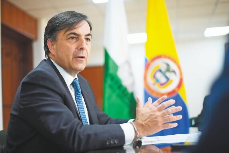 Registrador estaba citado a debate sobre fraude electoral, pero no asistió