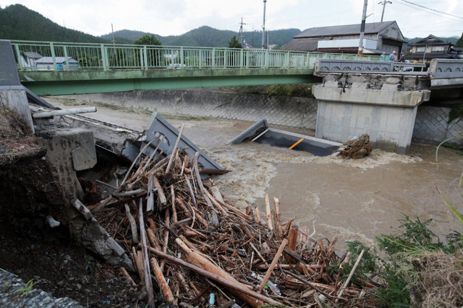 La imagen muestra los estragos que hasta el momento ha dejado el tifón Man-yi en Japón./ AFP