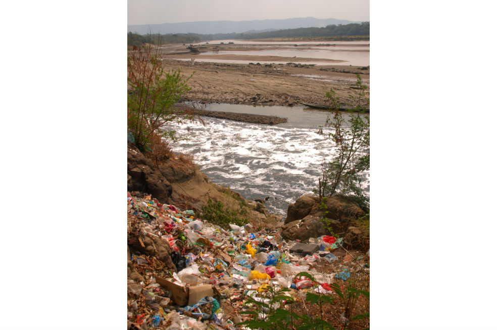 Nadando en aguas contaminadas del río Magdalena