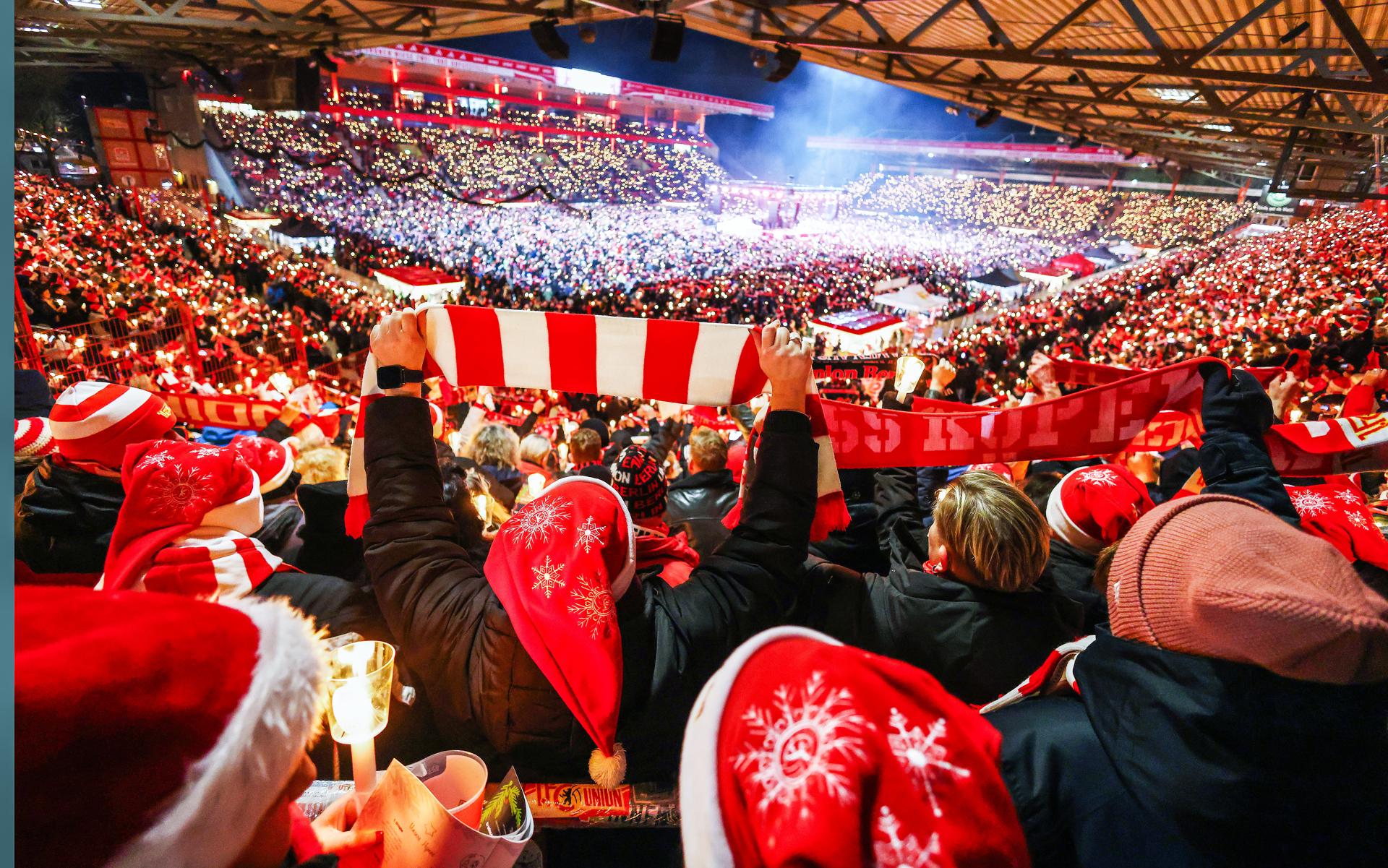 Berlin (Germany), 23/12/2025.- Fans of FC Union Berlin sing Christmas carols in the soccer club's stadium in Berlin, Germany, 23 December 2025. The fans of FC Union Berlin traditionally gather in the soccer club’s 'An der Alten Foersterei' stadium before Christmas to sing Christmas carols. (Alemania) EFE/EPA/HANNIBAL HANSCHKE
