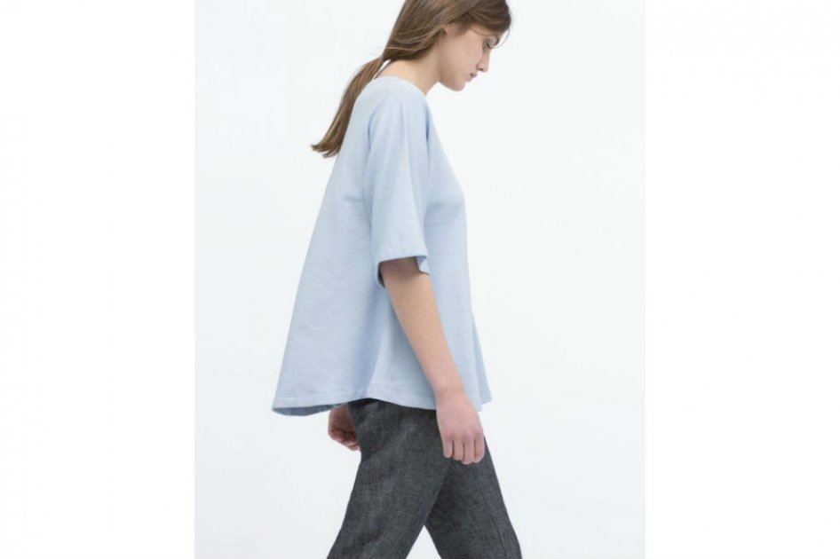 La bloguera Alicia Santiago escribió un pie de foto irónico para cada imagen. El de esta es: "Hola, llevo esta camiseta azul rollito hospital porque me van a hacer una ecografía en la puerta 5 y estoy un poco nerviosa y cabizbaja". / Blog Cuidatuimagen