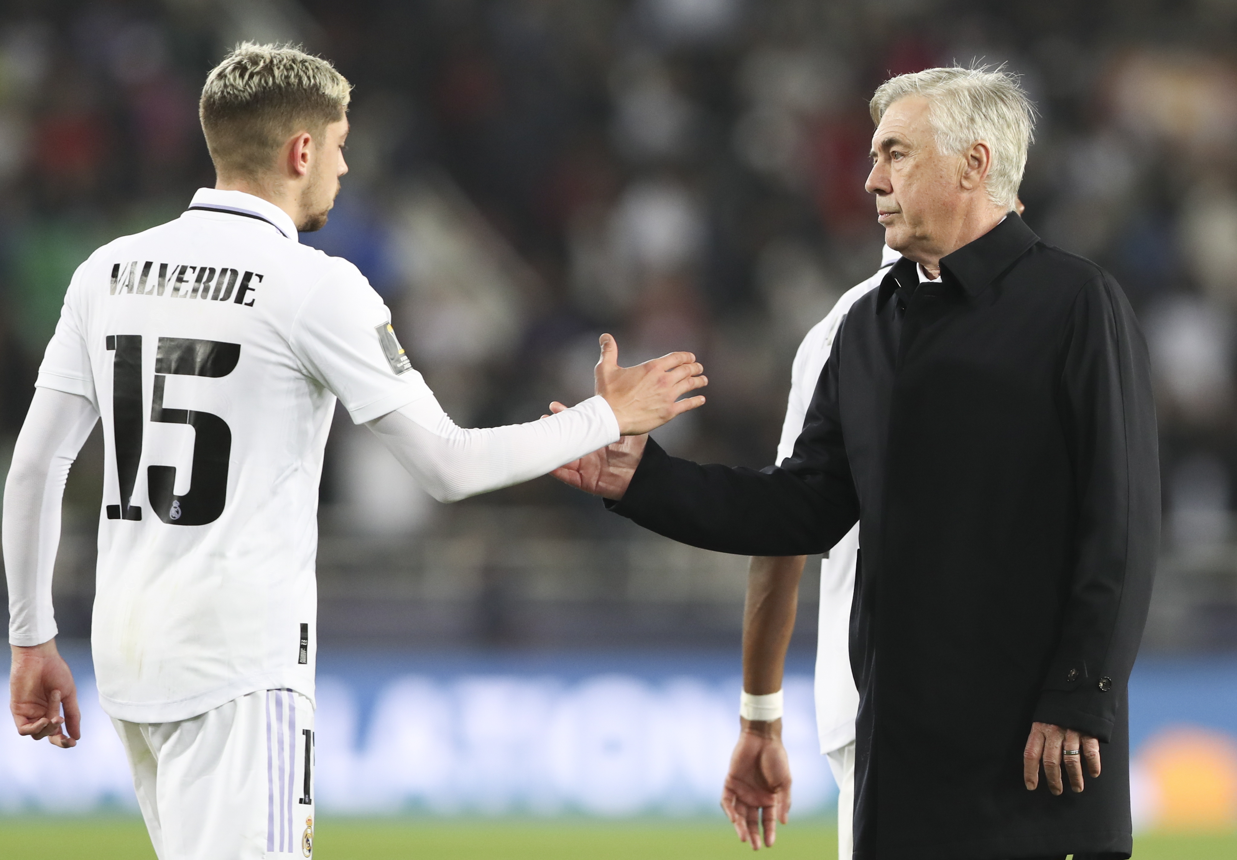 Rabat (Morocco), 11/02/2023.- Real Madrid's coach Carlo Ancelotti (R) greets Federico Valverde (L) of Real Madrid after winning the FIFA Club World Cup final between Real Madrid and Al Hilal SFC in Rabat, Morocco, 11 February 2023. (Mundial de Fútbol, Marruecos) EFE/EPA/Mohamed Messara
